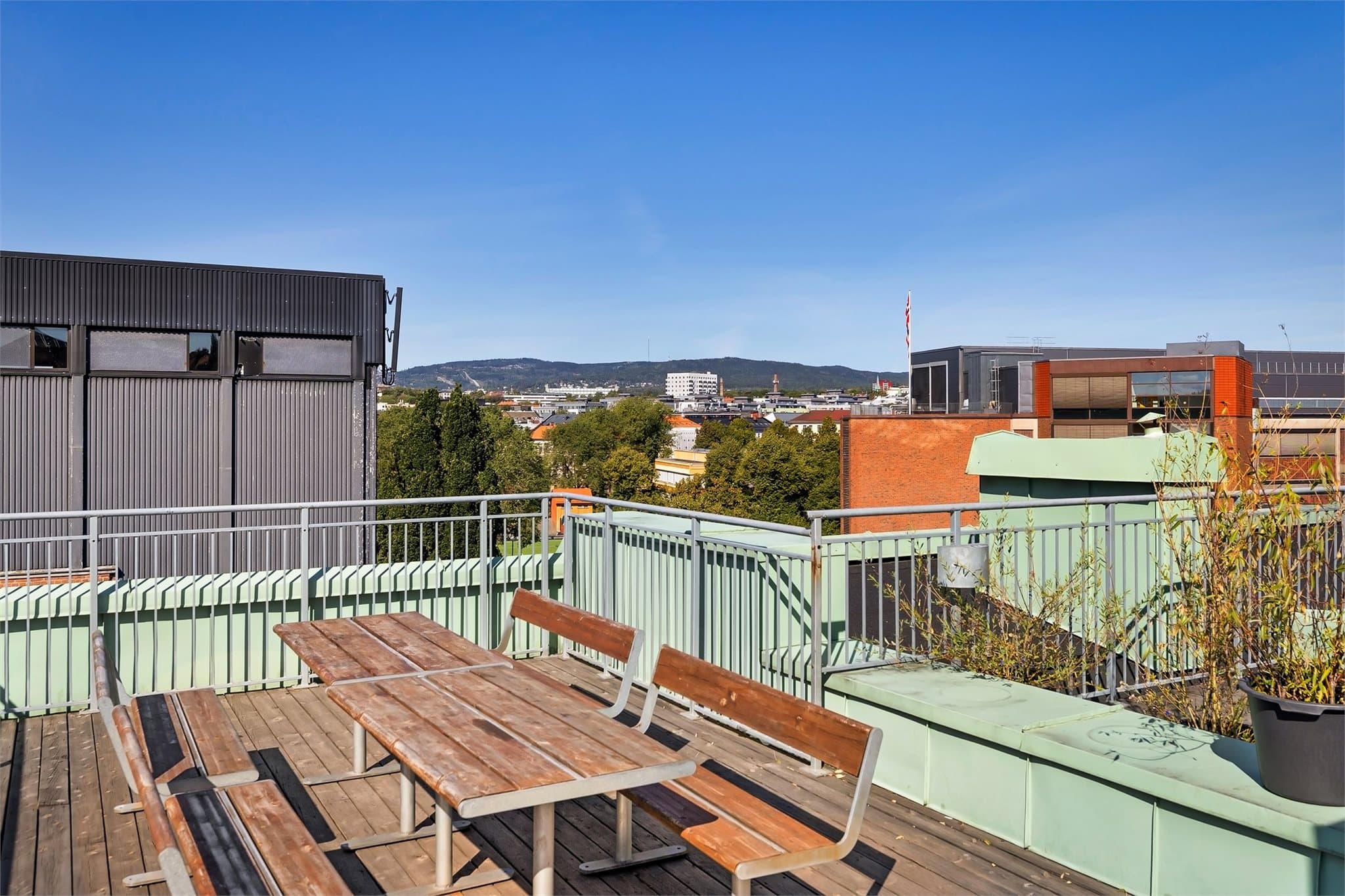 Heis opp til sjette etajse, og kun én trapp opp