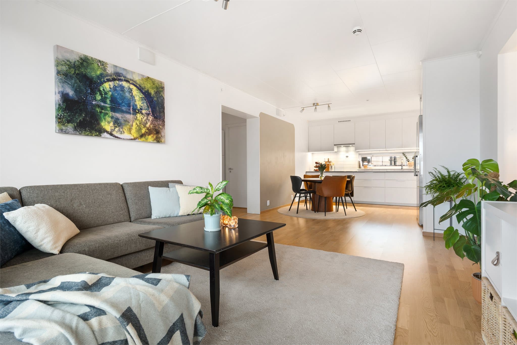 Stuen byr på flere møbleringsmuligheter.