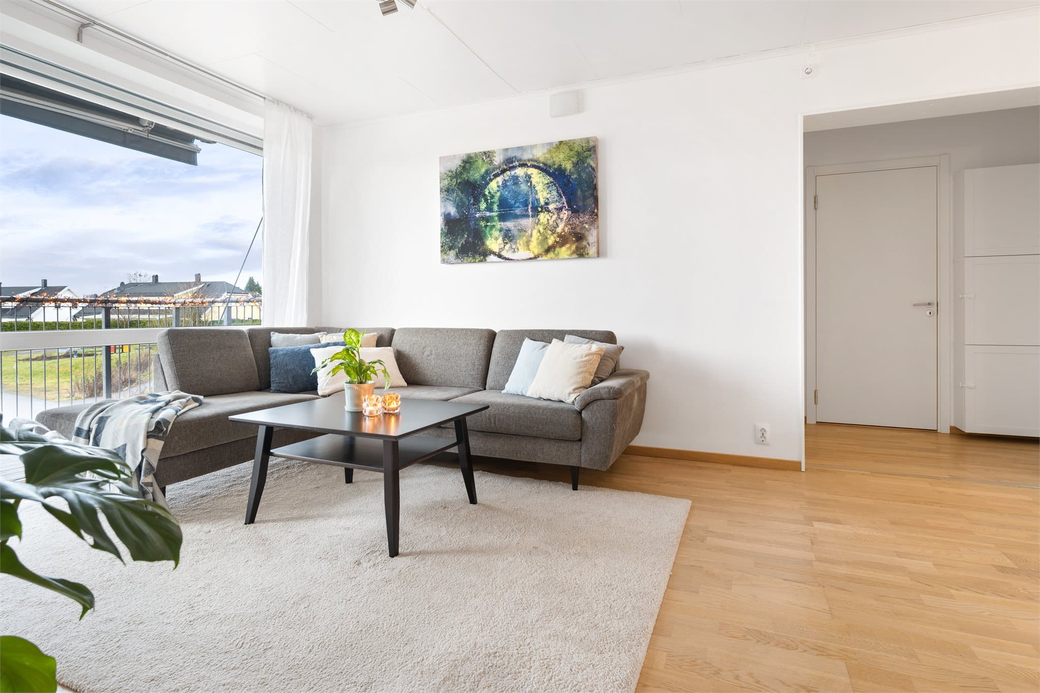 Det er god takhøyde og rikelig med naturlig lysinnslipp.