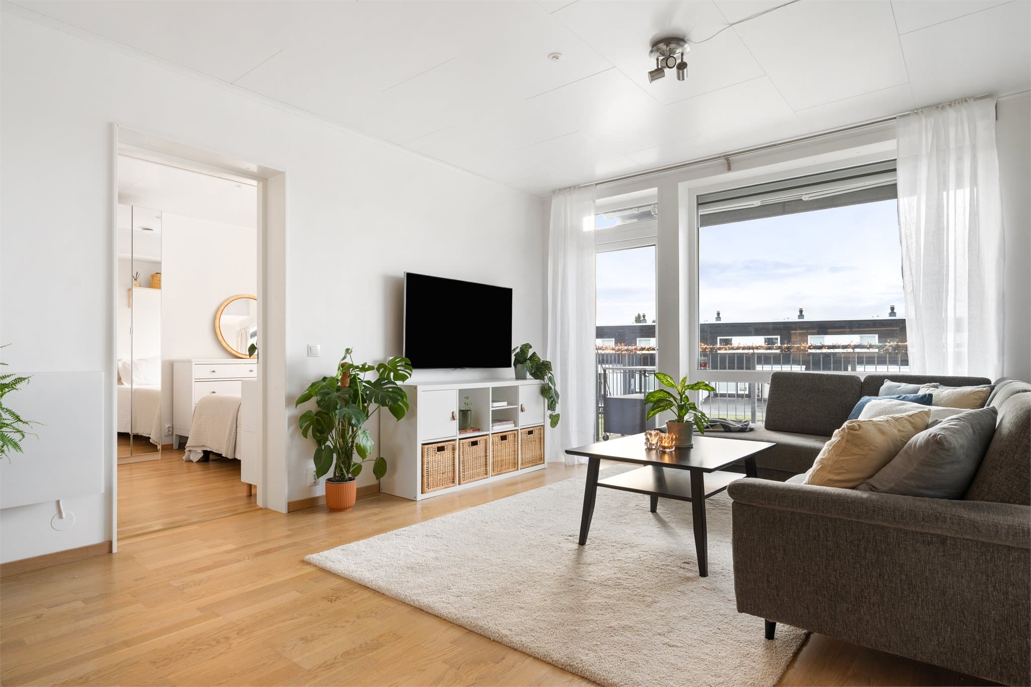 Fra stuen har man utgang til vestvendt balkong.