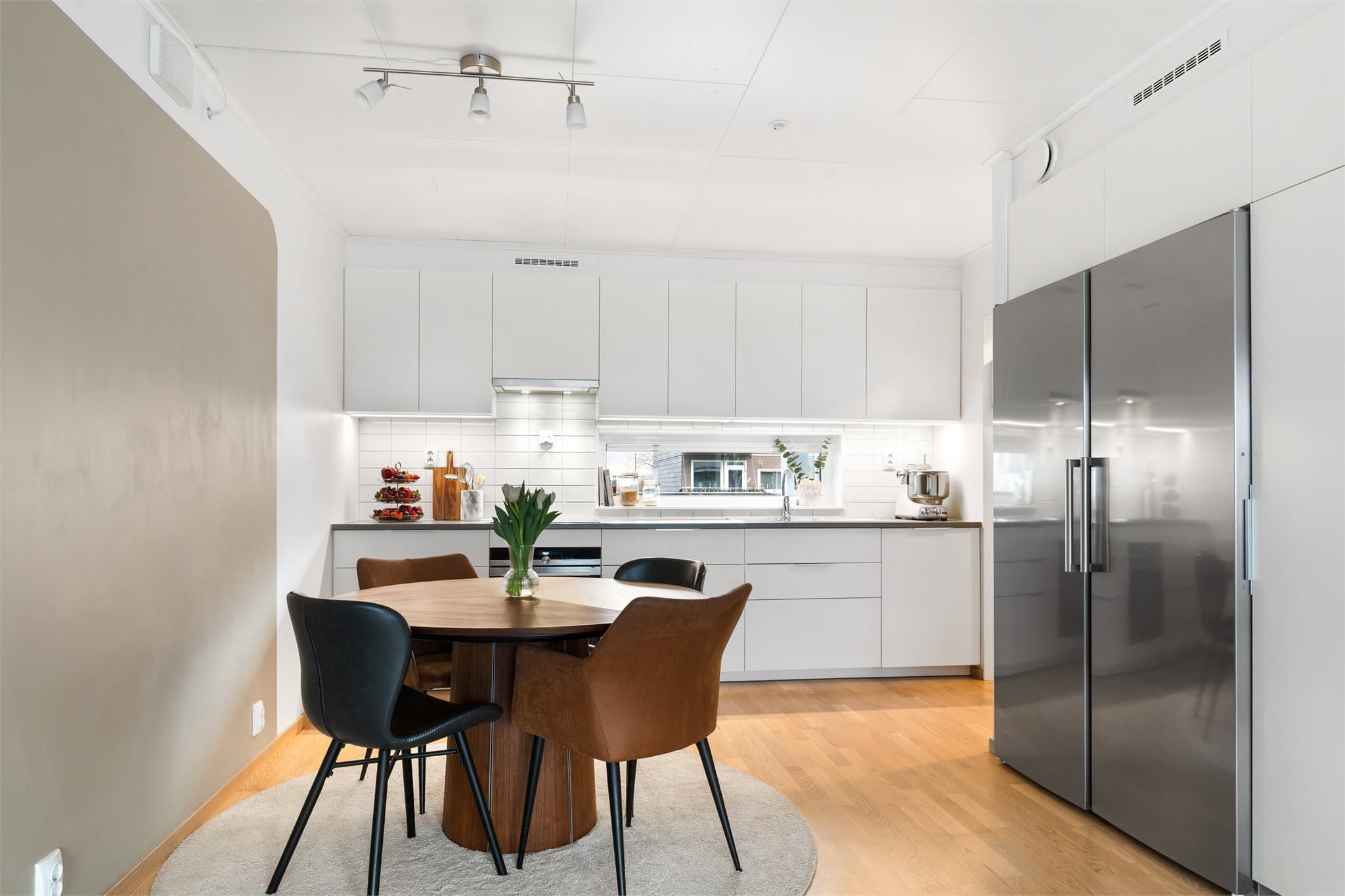 Videre er det integrert koketopp, stekeovn og oppvaskmaskin.