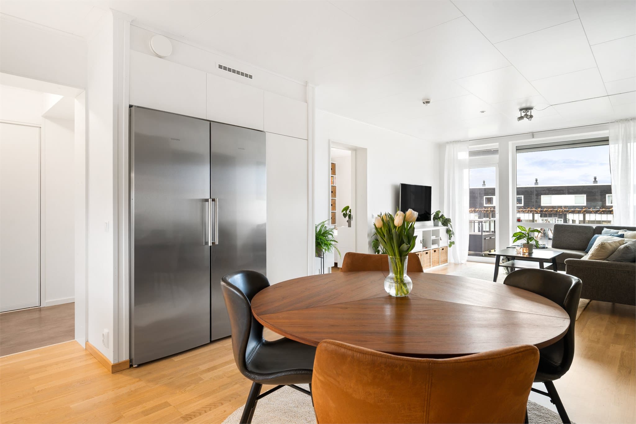 Praktisk nisje med kjøleskap og fryseskap som medfølger samt lagringsplass.