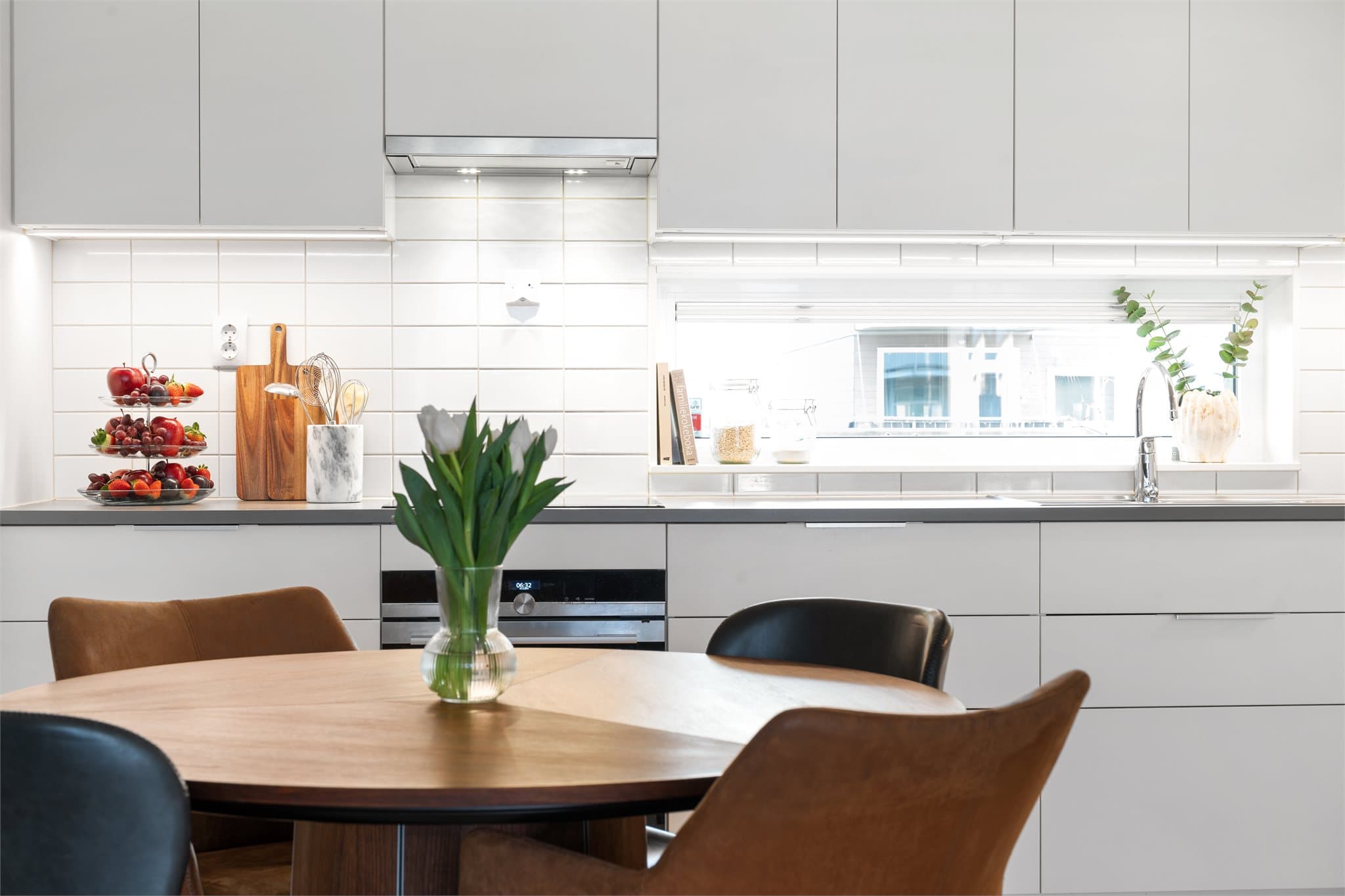 Leiligheten har en åpen kjøkken/stue.