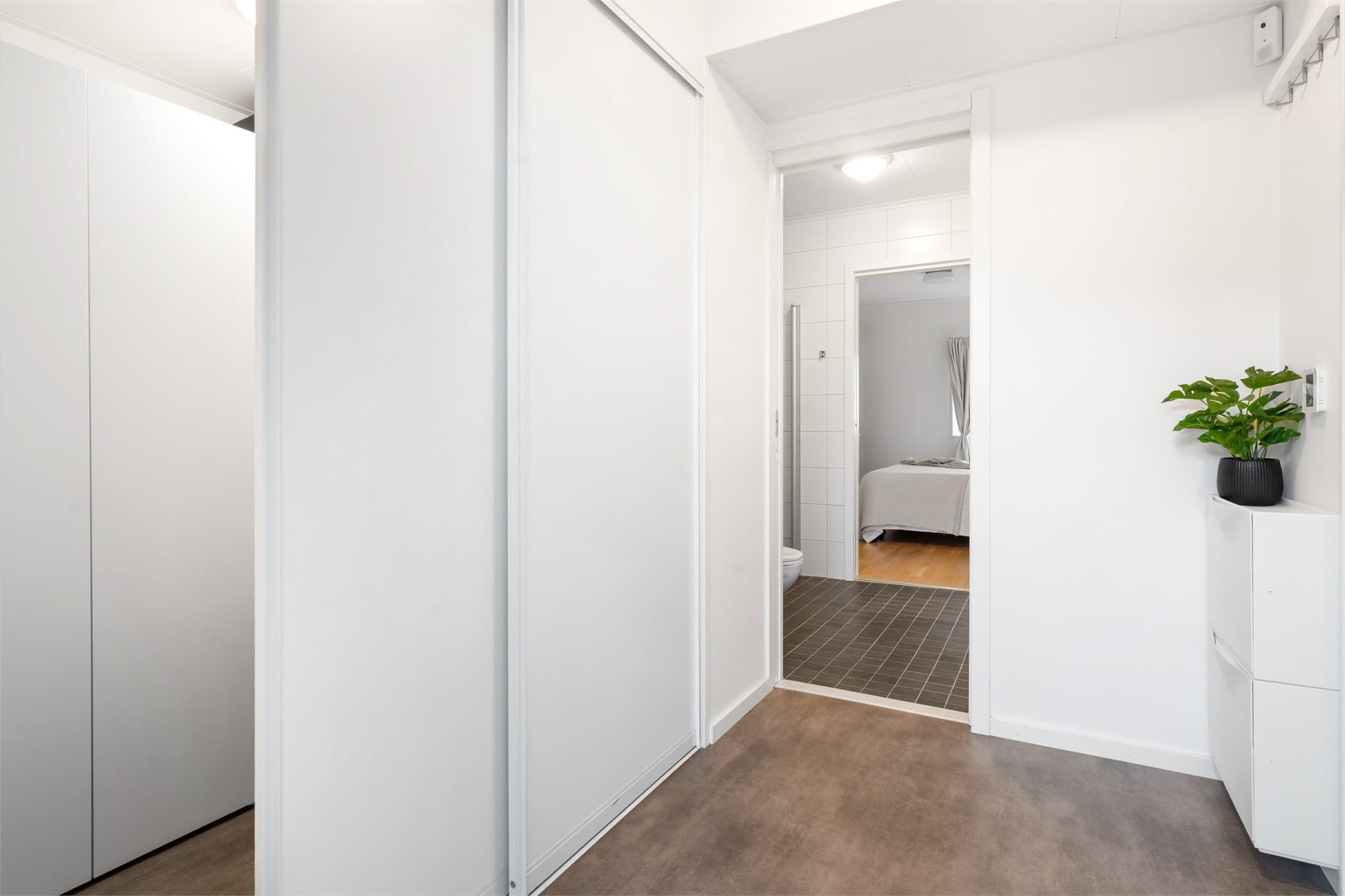 Leiligheten har en romslig entré med adkomst til praktisk bod.