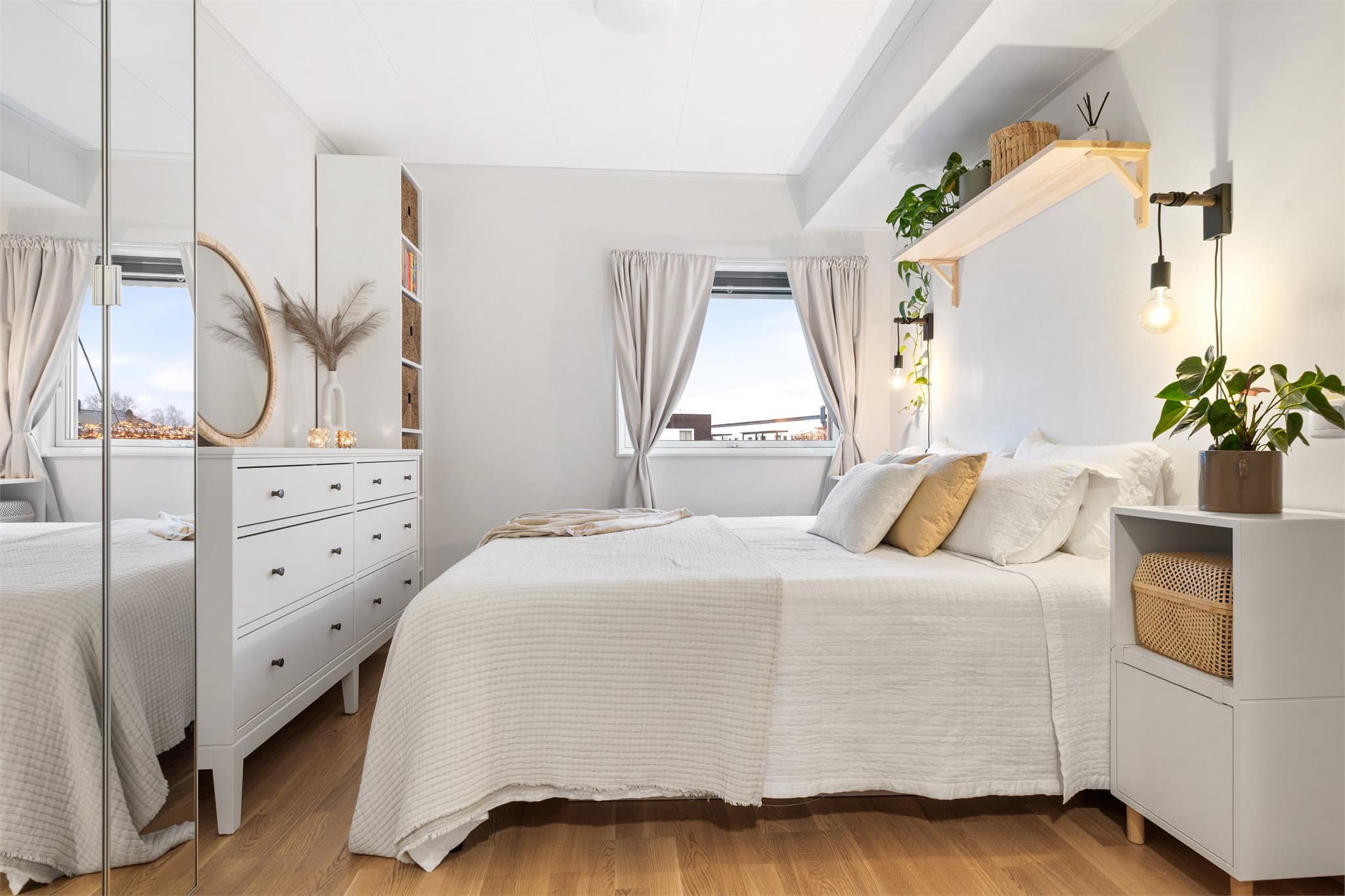 Hovedsoverommet har garderobeskap og det er adkomst til bad.