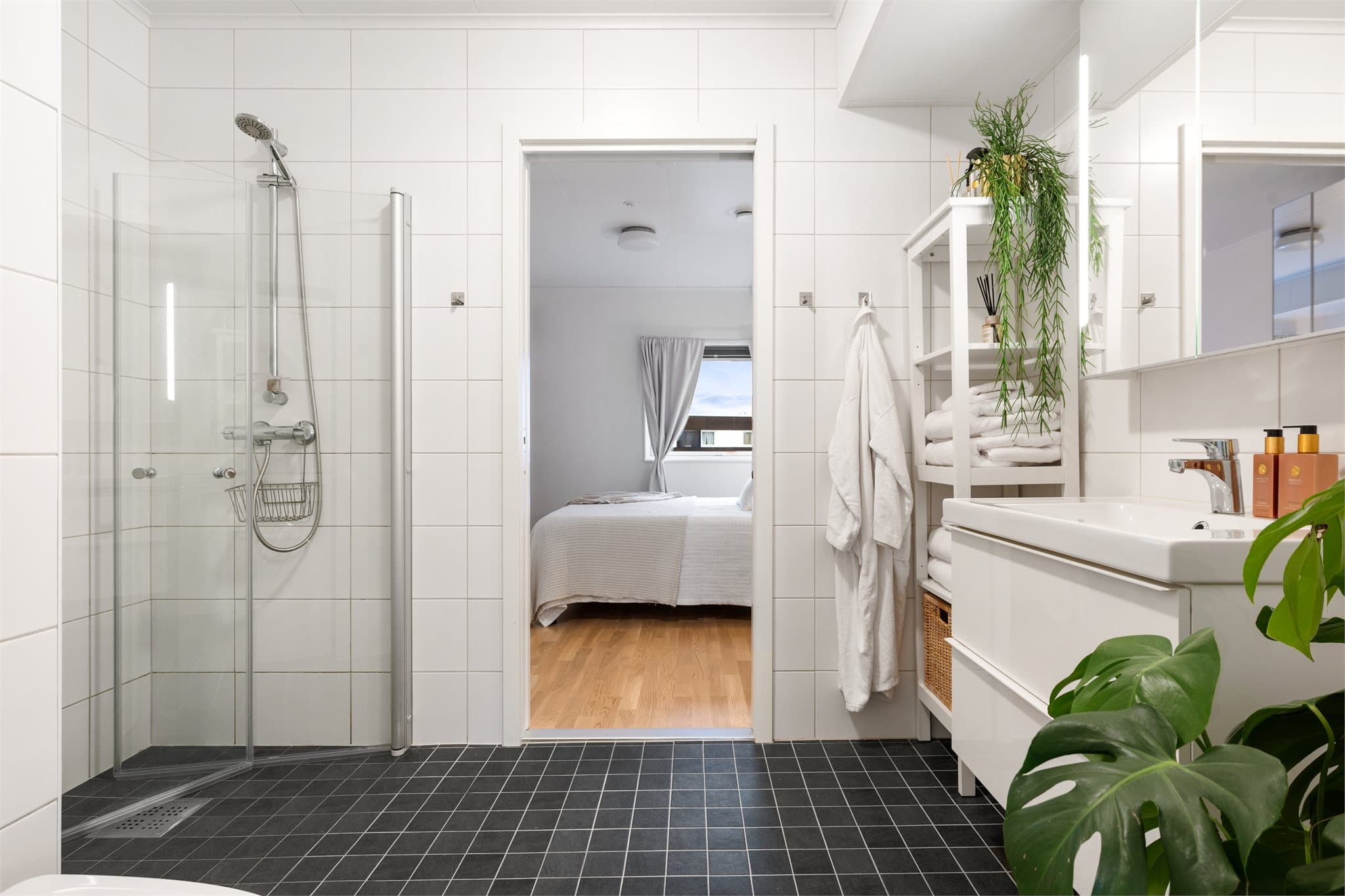 Pent, flislagt baderom med gulvvarme.