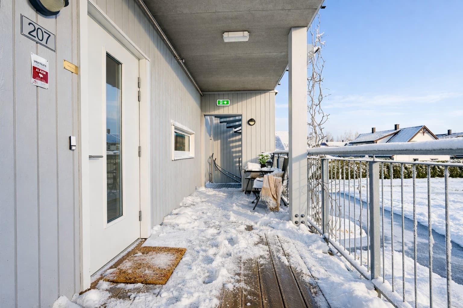 Leiligheten ligger i byggets 2.etasje og har adkomst fra svalgang.