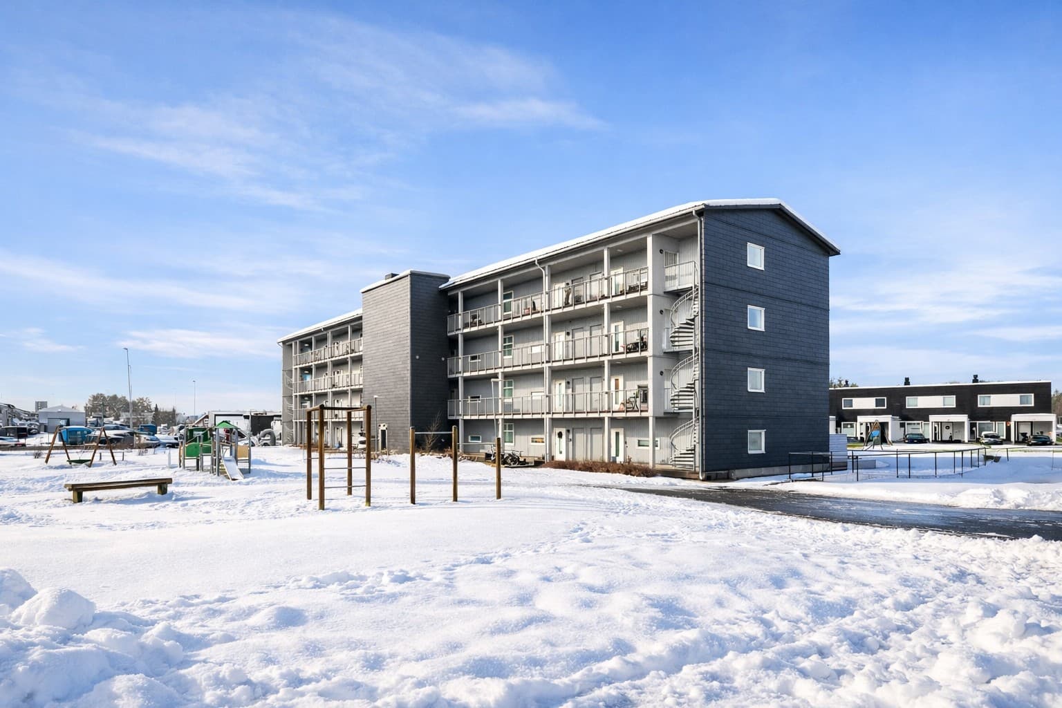 Sameiet har et pent opparbeidet fellesområde med sittebenker, lekeplasser ol.