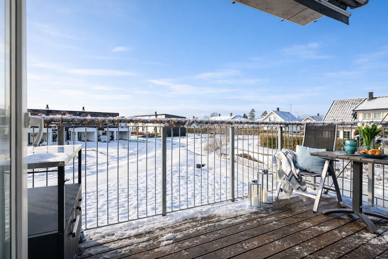 På sommerhalvåret er balkongen en fin forlengelse av stuerommet.