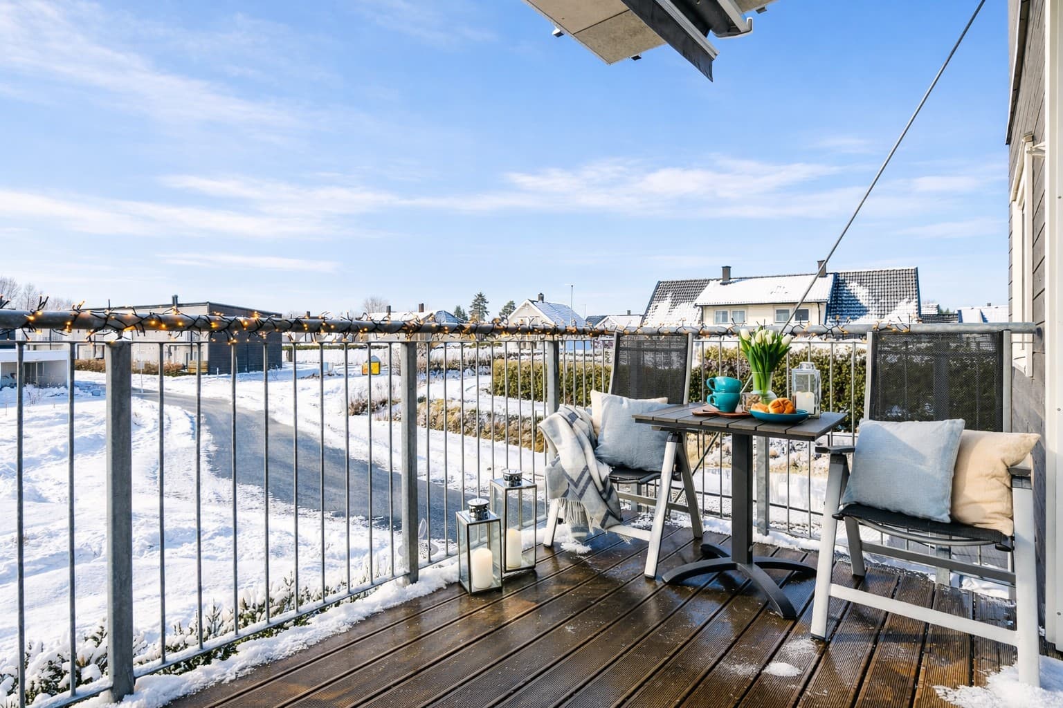 Balkongen er på ca. 8 kvm og har elektrisk markise.