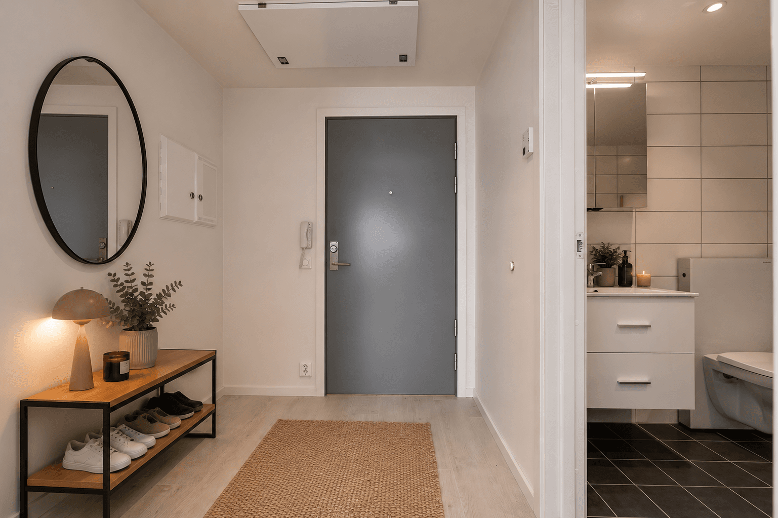Velkommen inn - romslig entré/gang med god plass til oppbevaring. Bilder er digitalt redigert og møblert for inspirasjon og avvik kan dermed forekomme