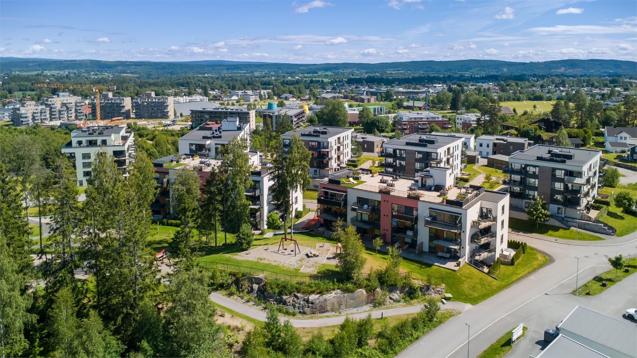 Det er gangavstand ned til Eidsvoll Verk Stasjon hvor det er avganger til Oslo S hver halvtime (30min. til Oslo S, 20min. til Lillestrøm og 6min. til Oslo Lufthavn Gardermoen).