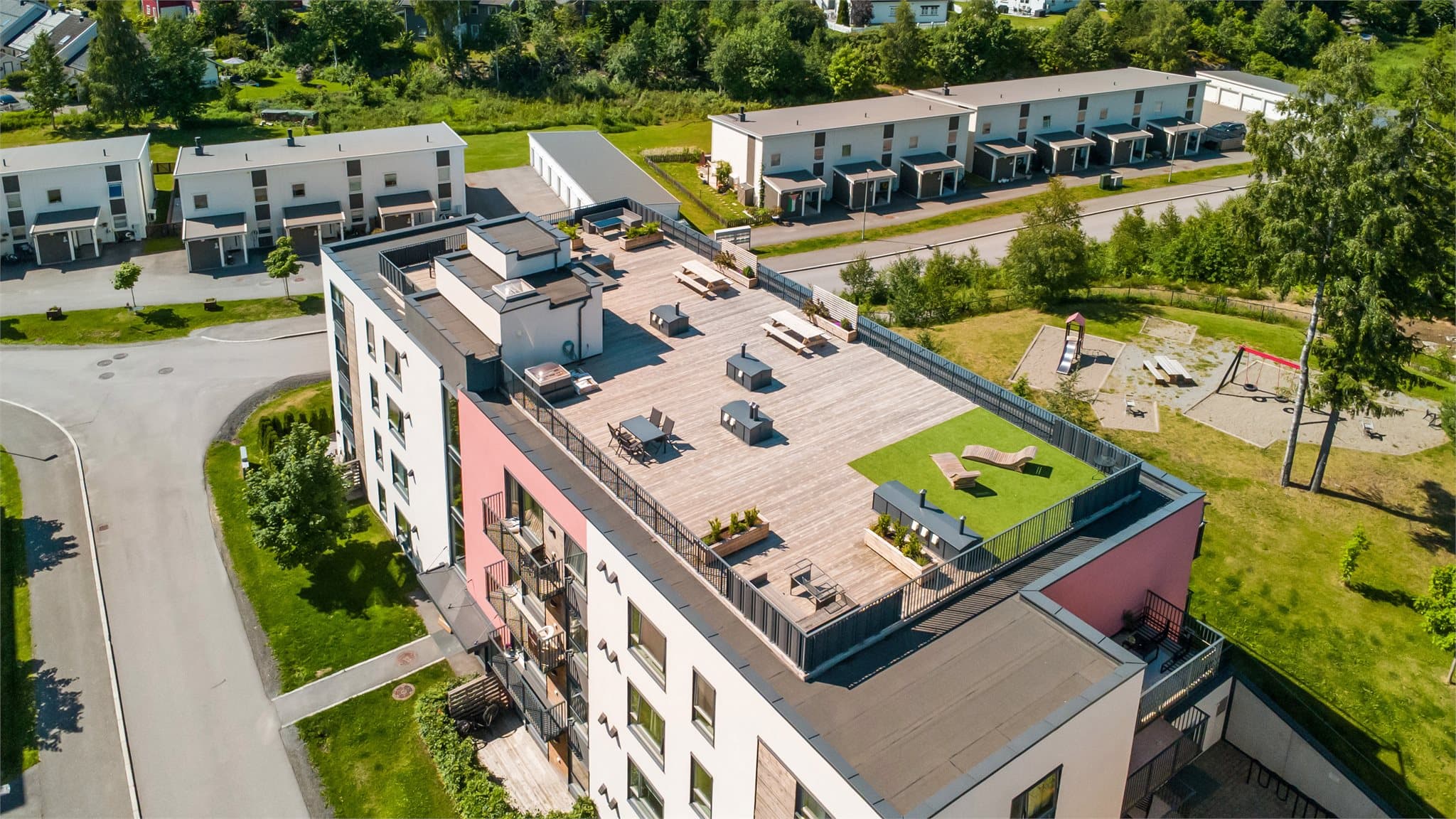 Dronefoto over sameiets takterrasse