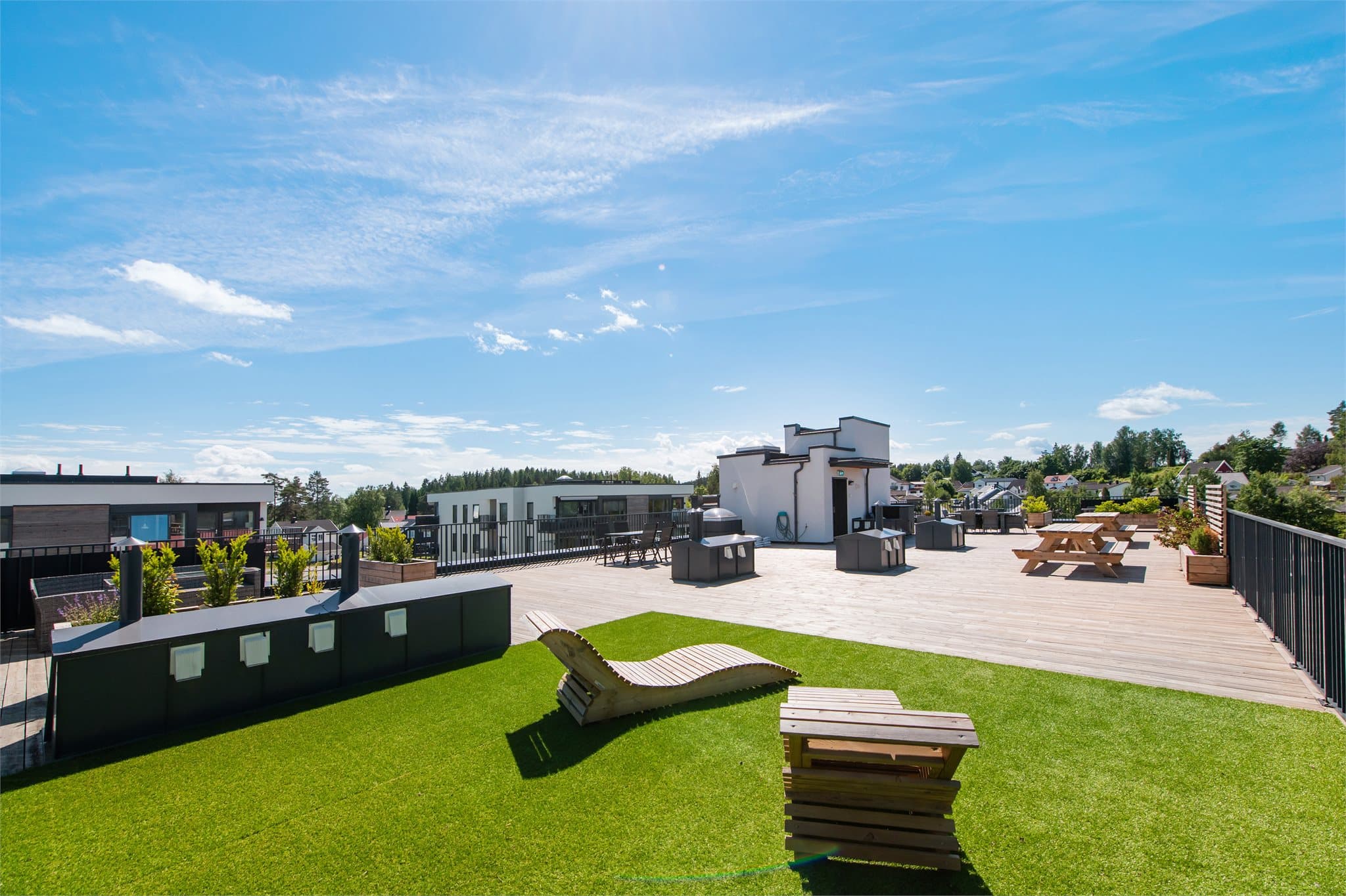 Sameiet har en stor og fint møblert takterrasse med utsikt og sol hele dagen. Direkte adkomst med heis.