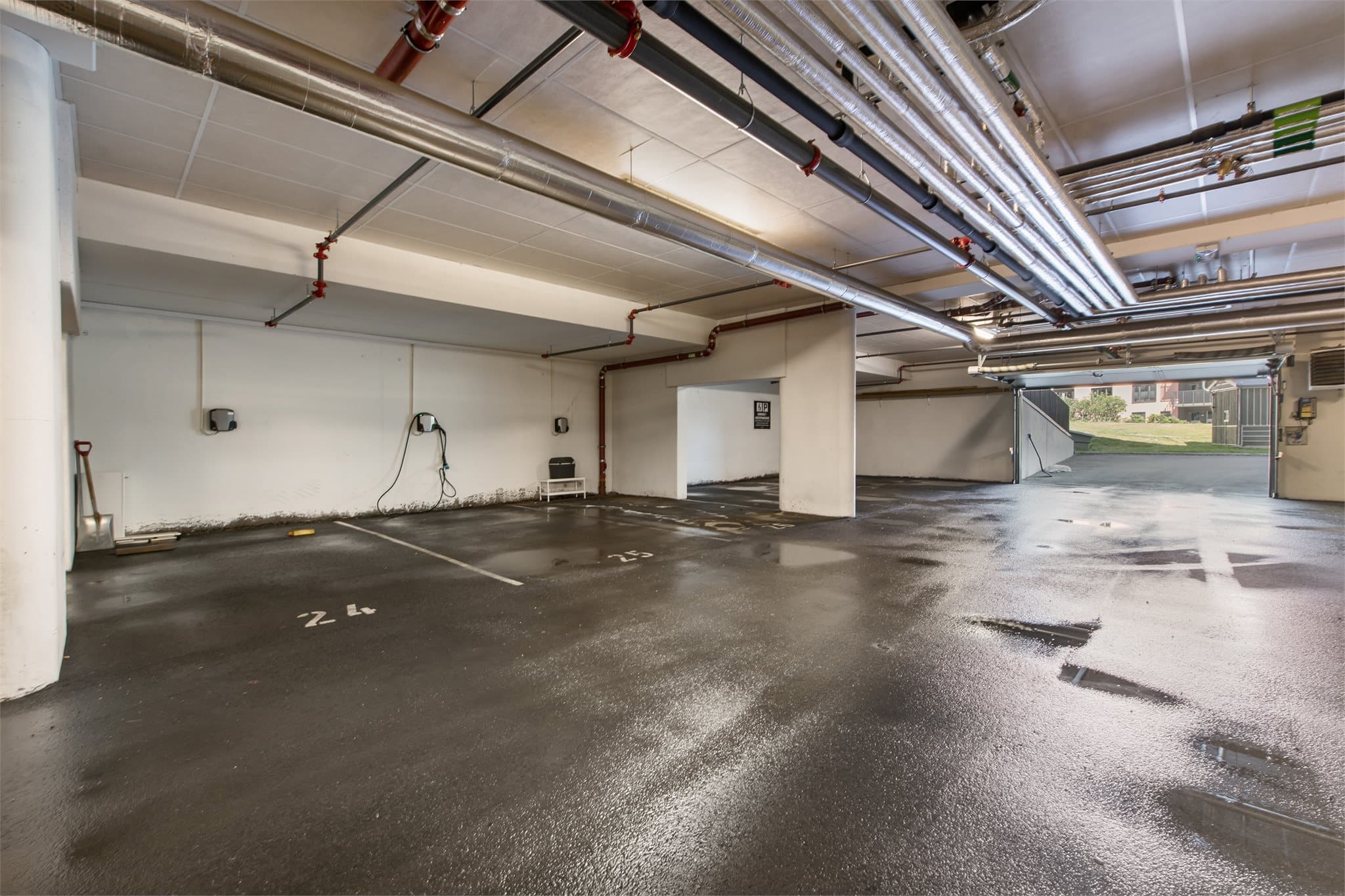 Det disponeres egen parkeringsplass med lader i garasjekjeller