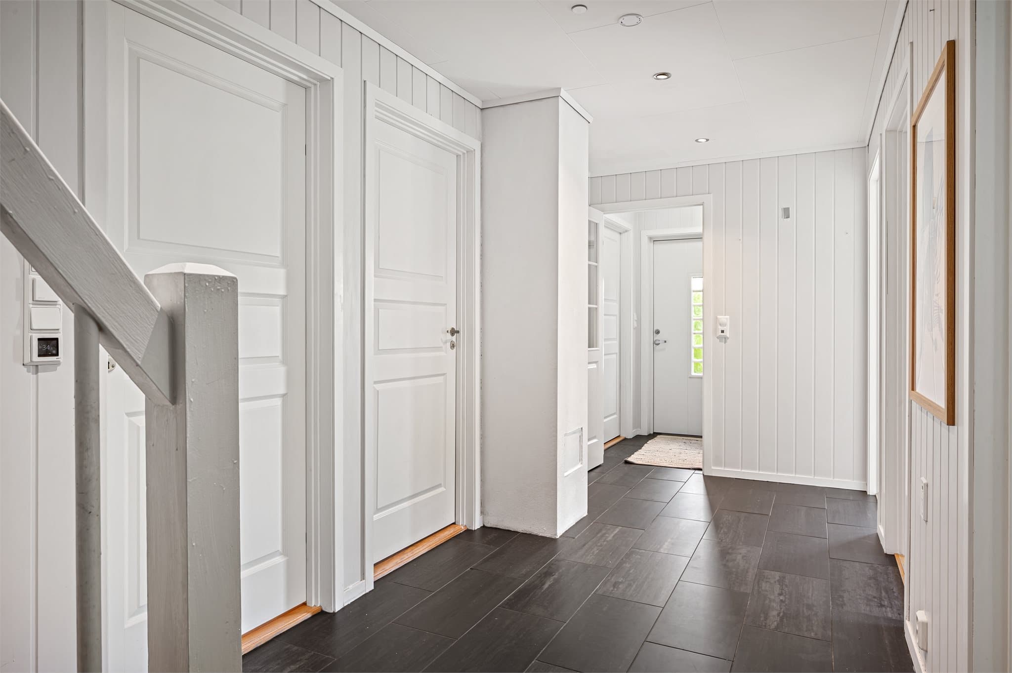- Etasjen har et BRA-i på 66 m² og inneholder 3 soverom, bad, vaskerom, bod, entré og gang -