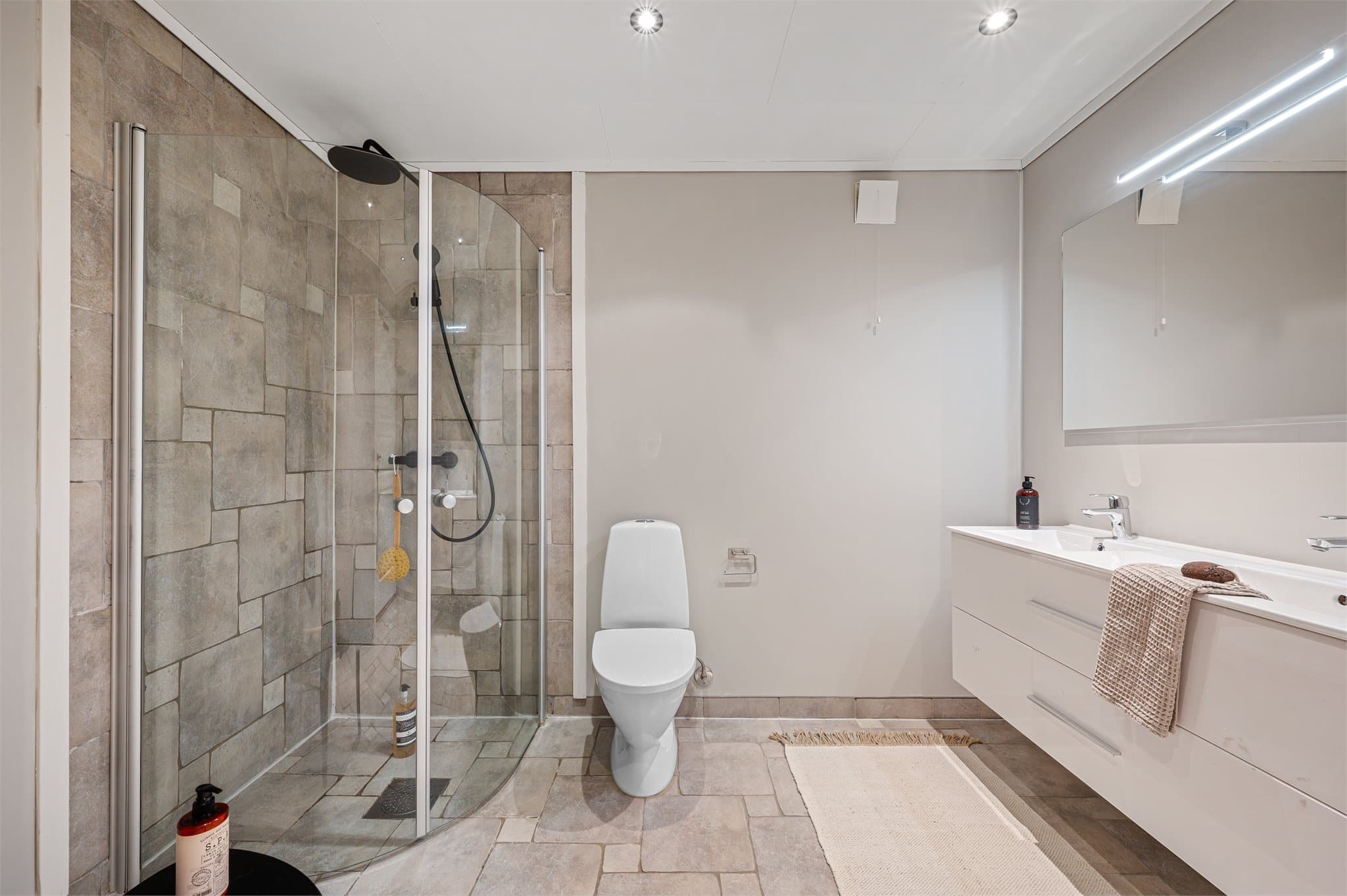 - Badet måler 7,5 m² -