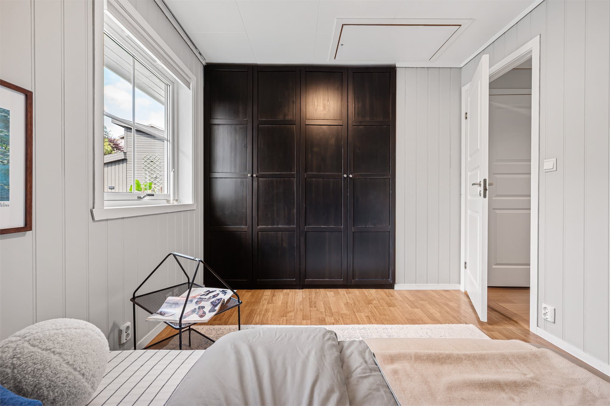 - Praktisk med mye skapplass -
