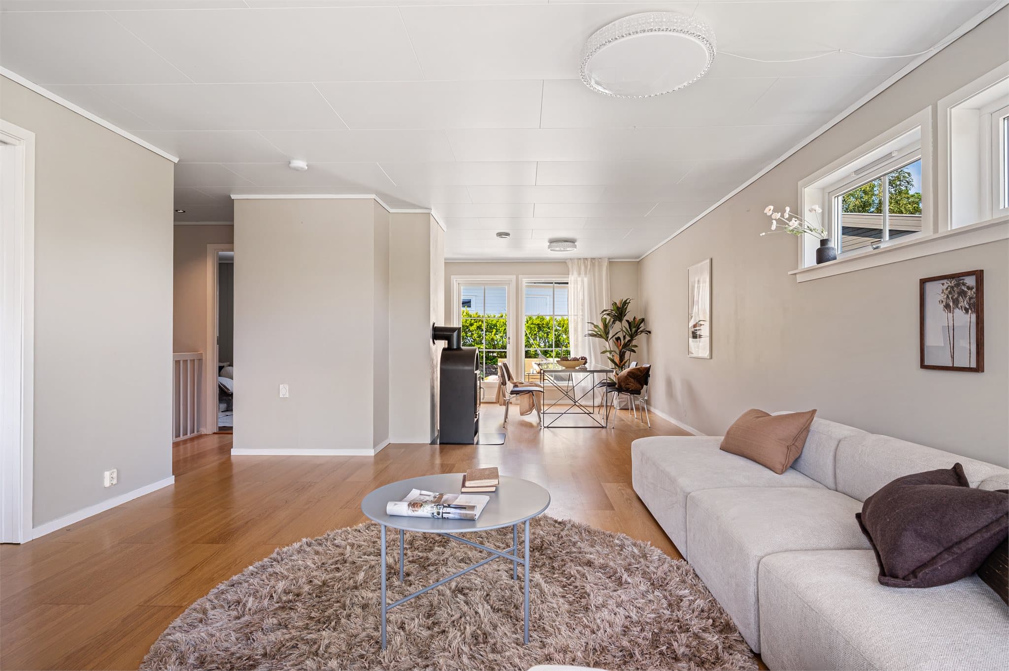 - Stuens utforming gir godt med plass til sofa- og spisegruppe i hver sine naturlige soner -
