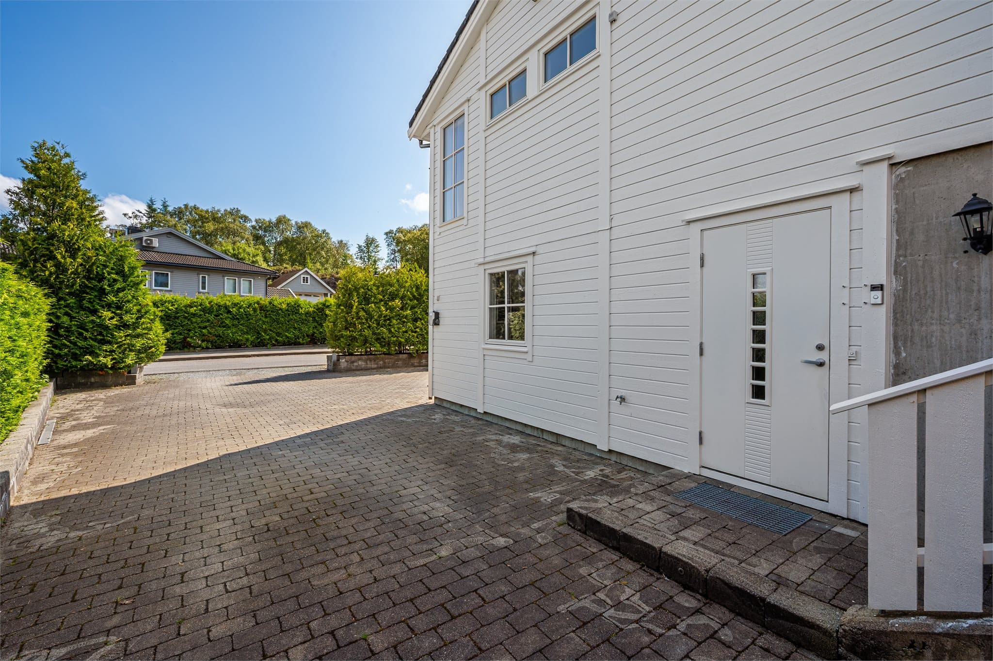 - Det er flere biloppstillingsplasser i gårdsplassen i tillegg til parkering i garasje -