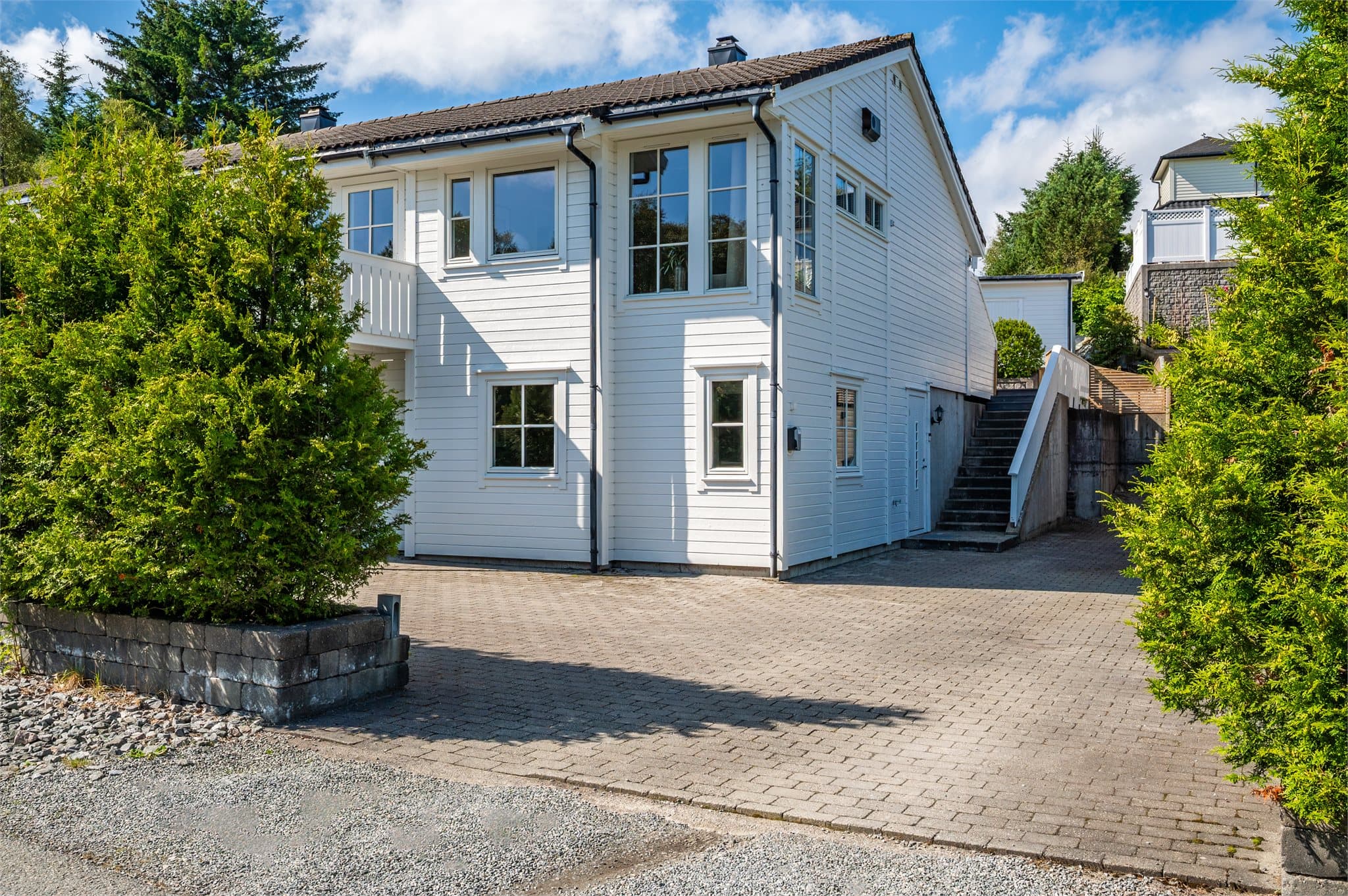 - Tomten er pent opparbeidet med belegningsstein, diverse murverk i betong og betonghagestein, bed, prydbusker og annen beplantning -