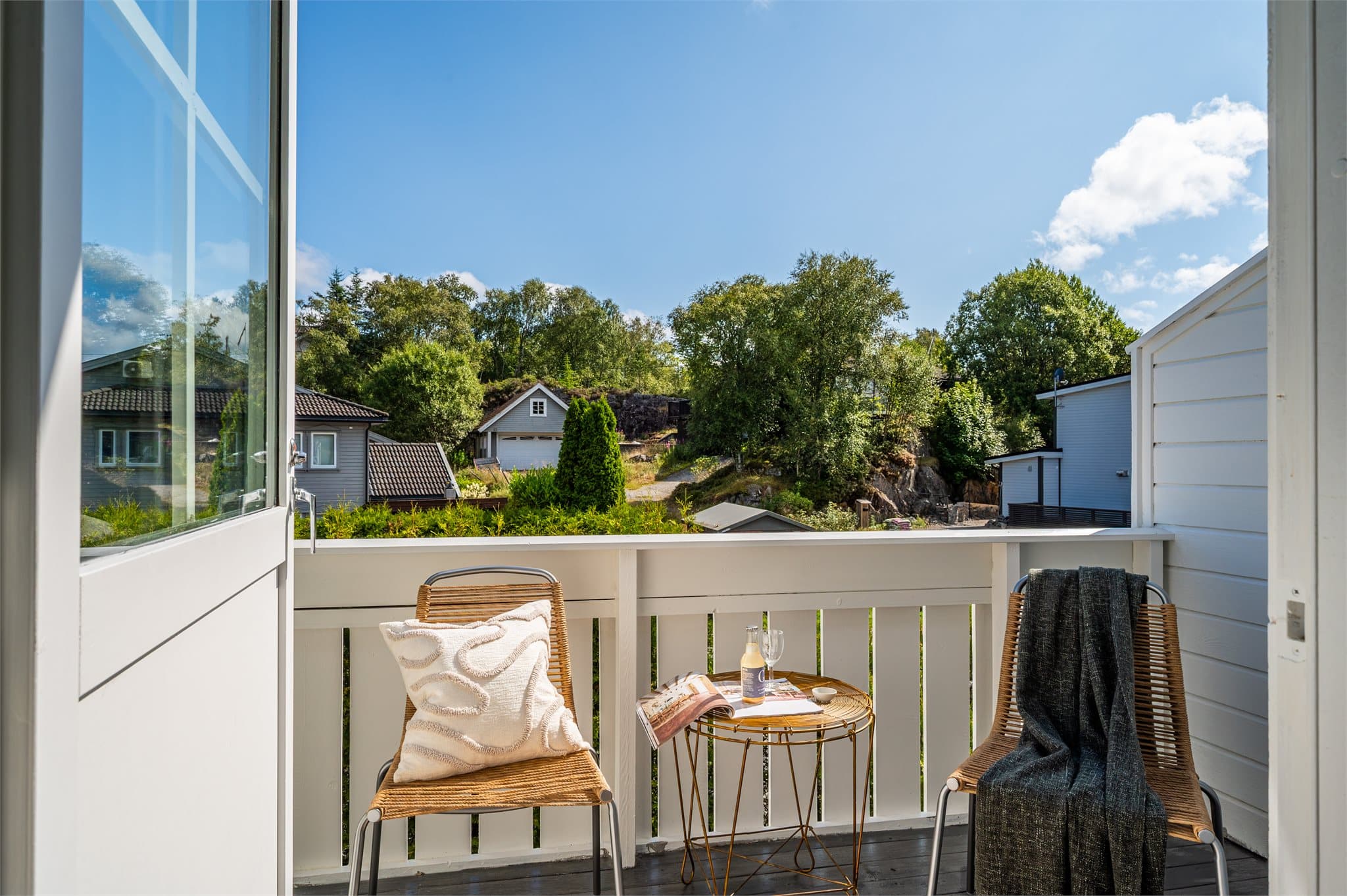 - Adkomst til en hyggelig balkong som måler 5,2 m² -