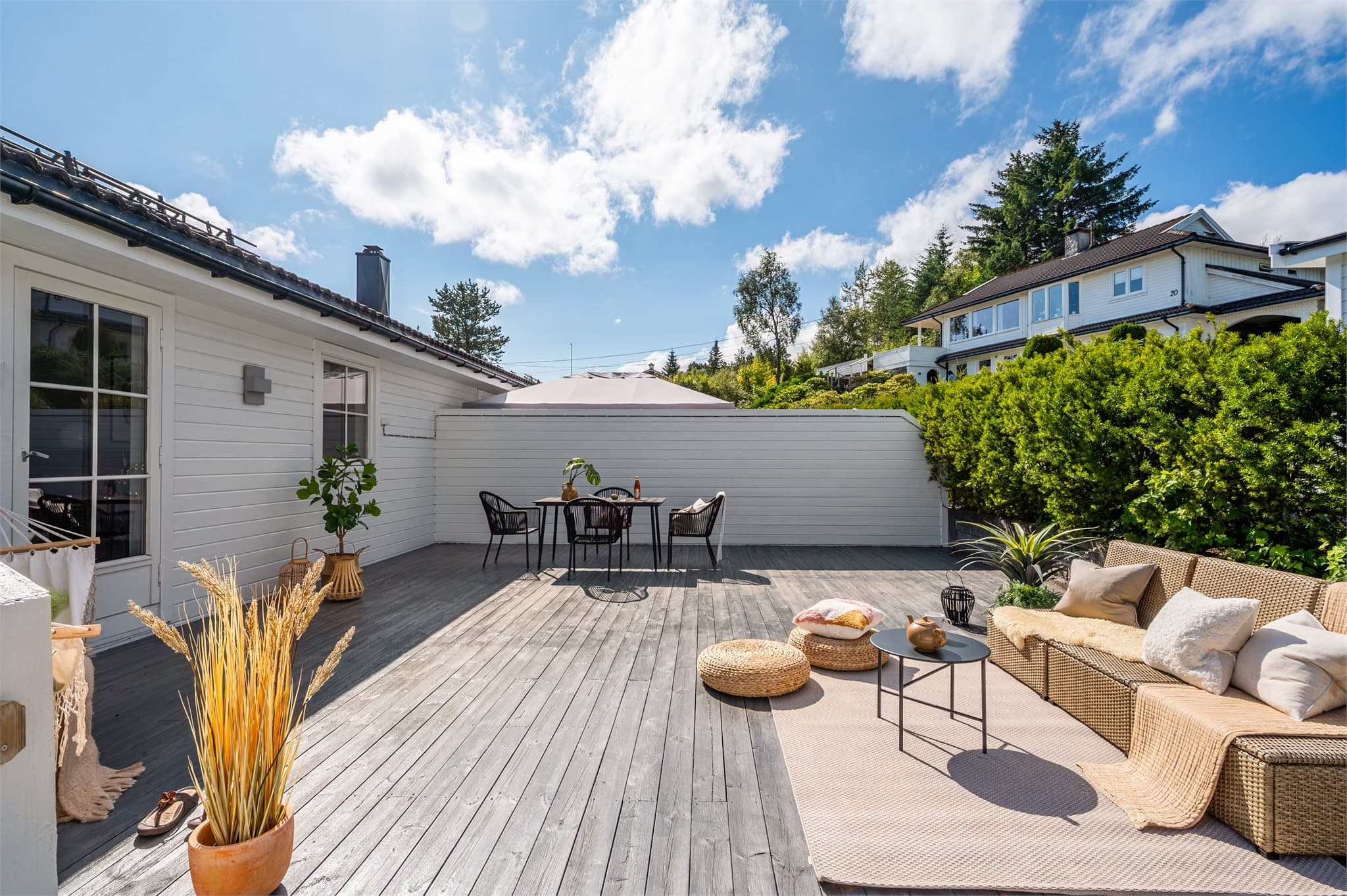- En lekker og innholdsrik halvpart av tomannsbolig med flotte kvaliteter som garasjeplass, el-lader, balansert ventilasjon og 65,2 m² solrikt balkong- og terrasseareal -