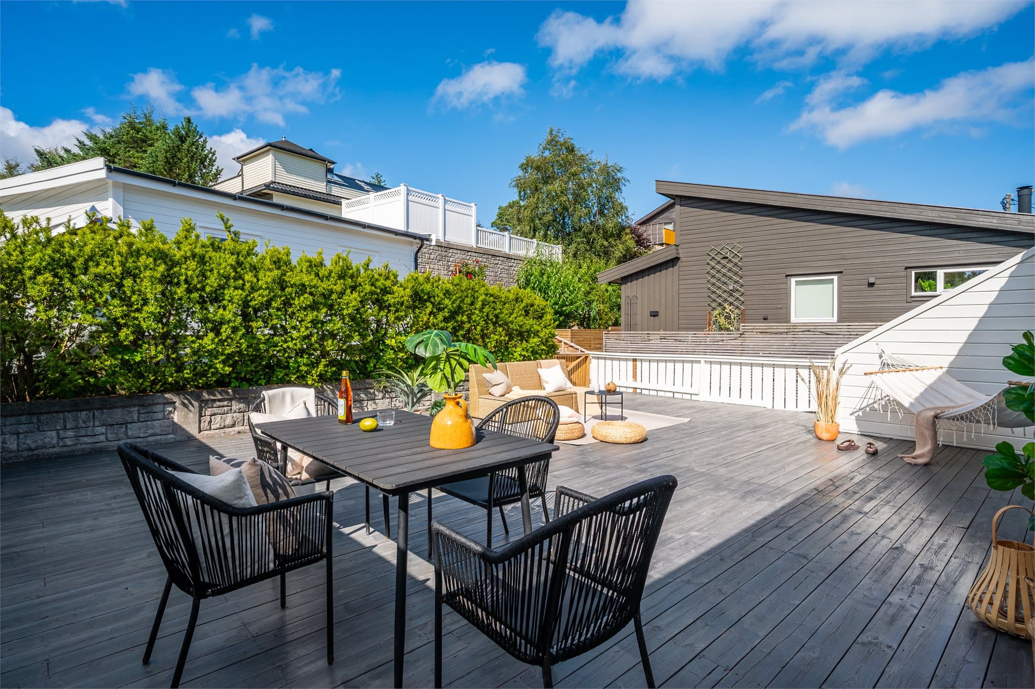 - Terrassen måler hele 60 m² og har god plass til ønsket utemøblement i ulike soner -