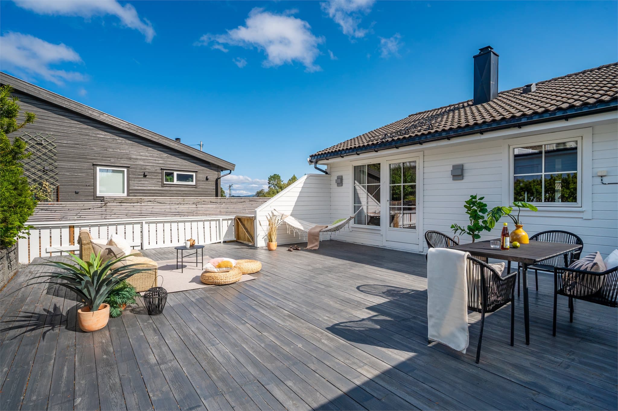 - Fra stuen er det adkomst til boligens herlige, vestvendte terrasse -