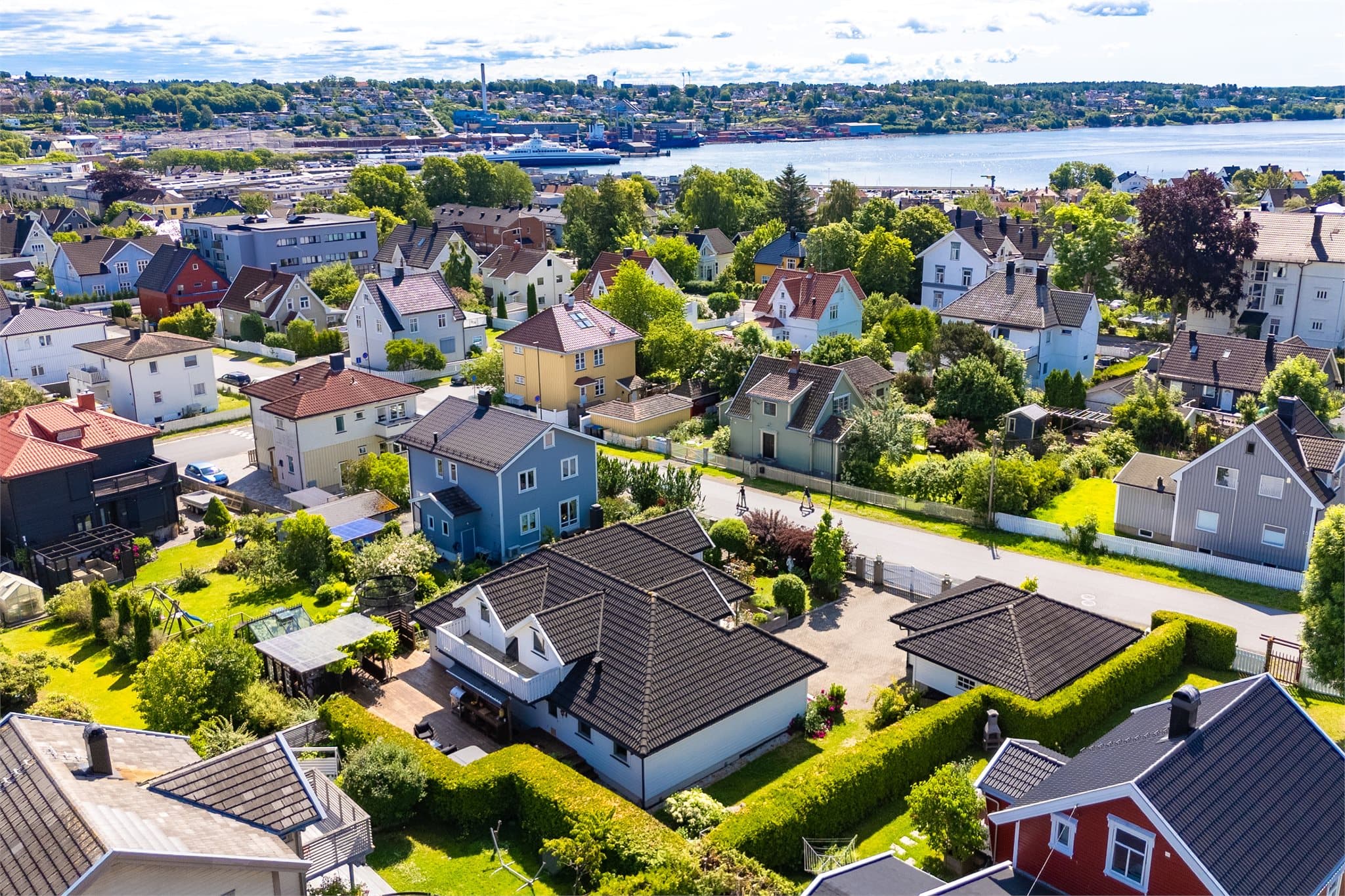 Fra boligen er det kort vei til fjorden, med populære badeplasser som Sølystranda og Sjøbadet.
