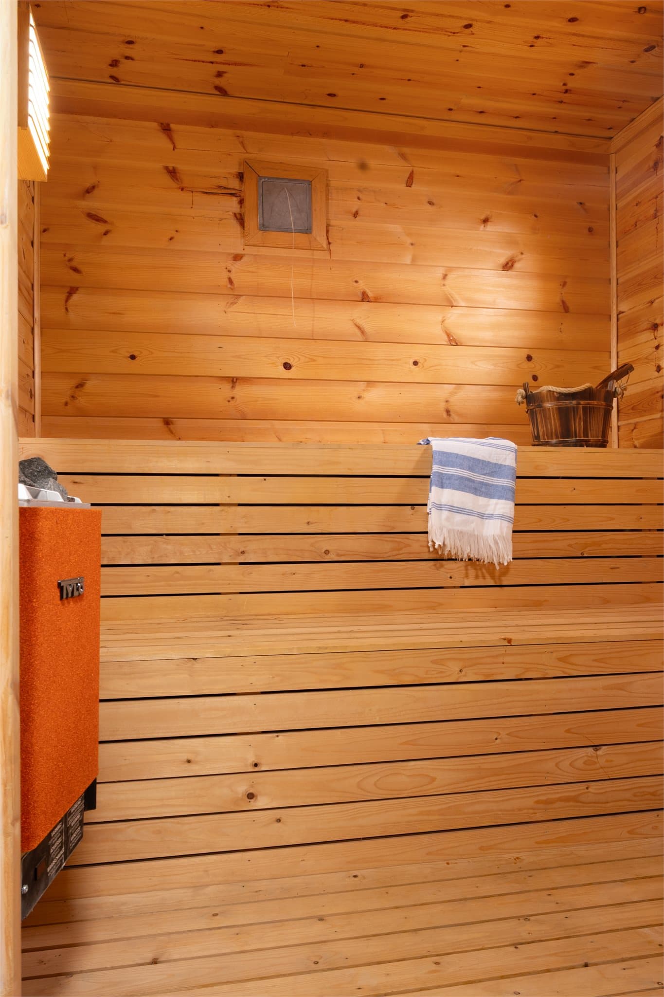 I tilknytning til badet finner man en plassbygget badstue utført i treverk med vegger og himling i furupanel. Badstuen skaper en egen velværeavdeling i boligen og gir gode muligheter for avslapning året rundt.