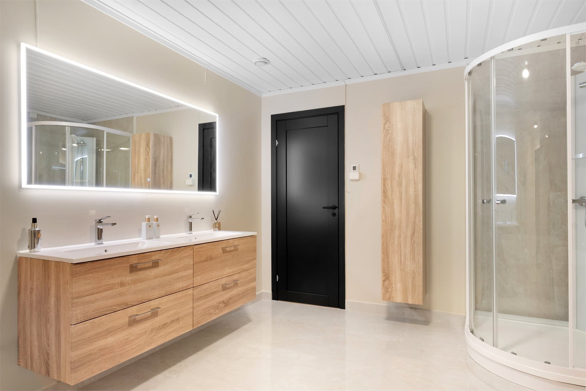 Badet i underetasjen ble oppgradert i 2026 og fremstår med moderne overflater og innredning.