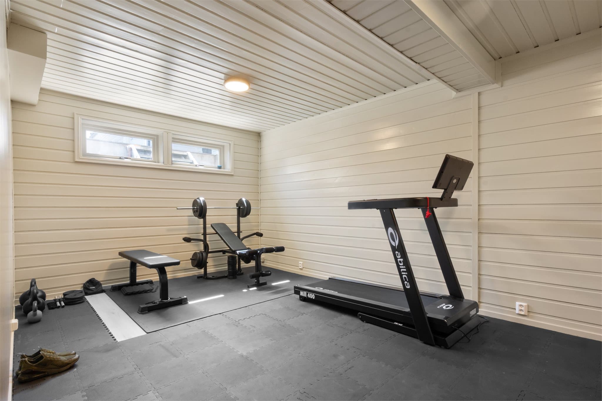 Underetasjen byr på både trimrom og hobbyrom, som gir gode muligheter for trening, kreative aktiviteter eller annen hobbyvirksomhet.