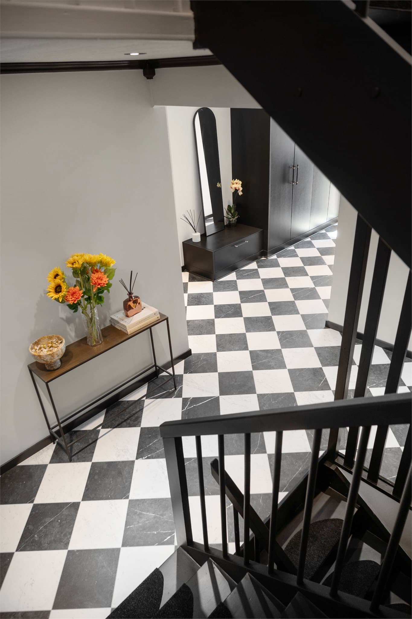 Tretrappen med åpne opptrinn binder etasjene sammen på en elegant måte.