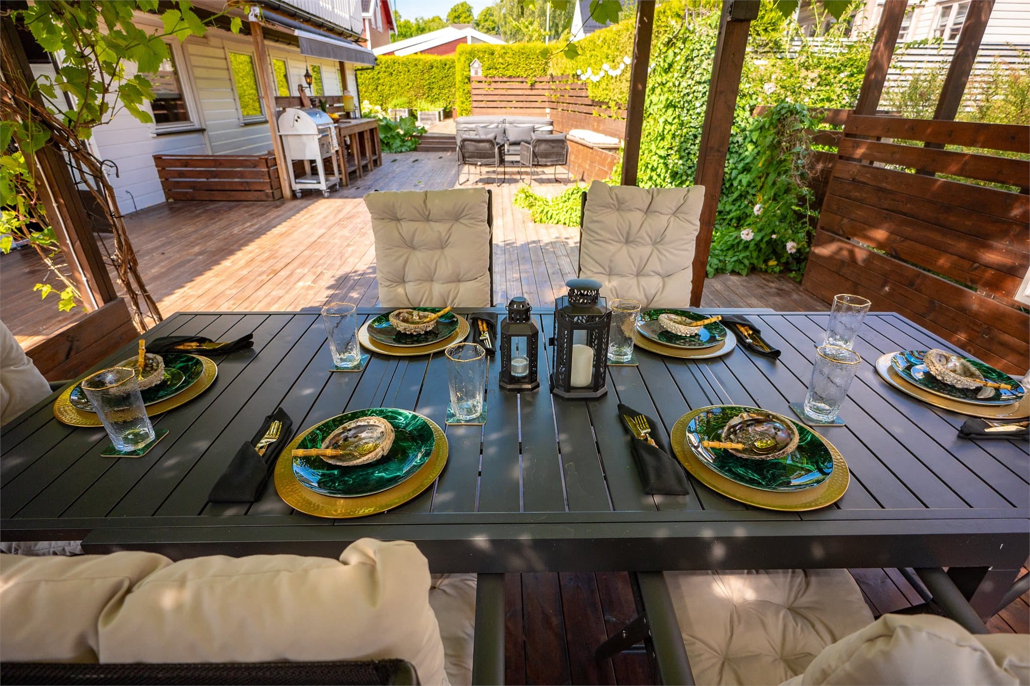 Stor treterrasse med flere soner for både spisebord og loungegruppe.