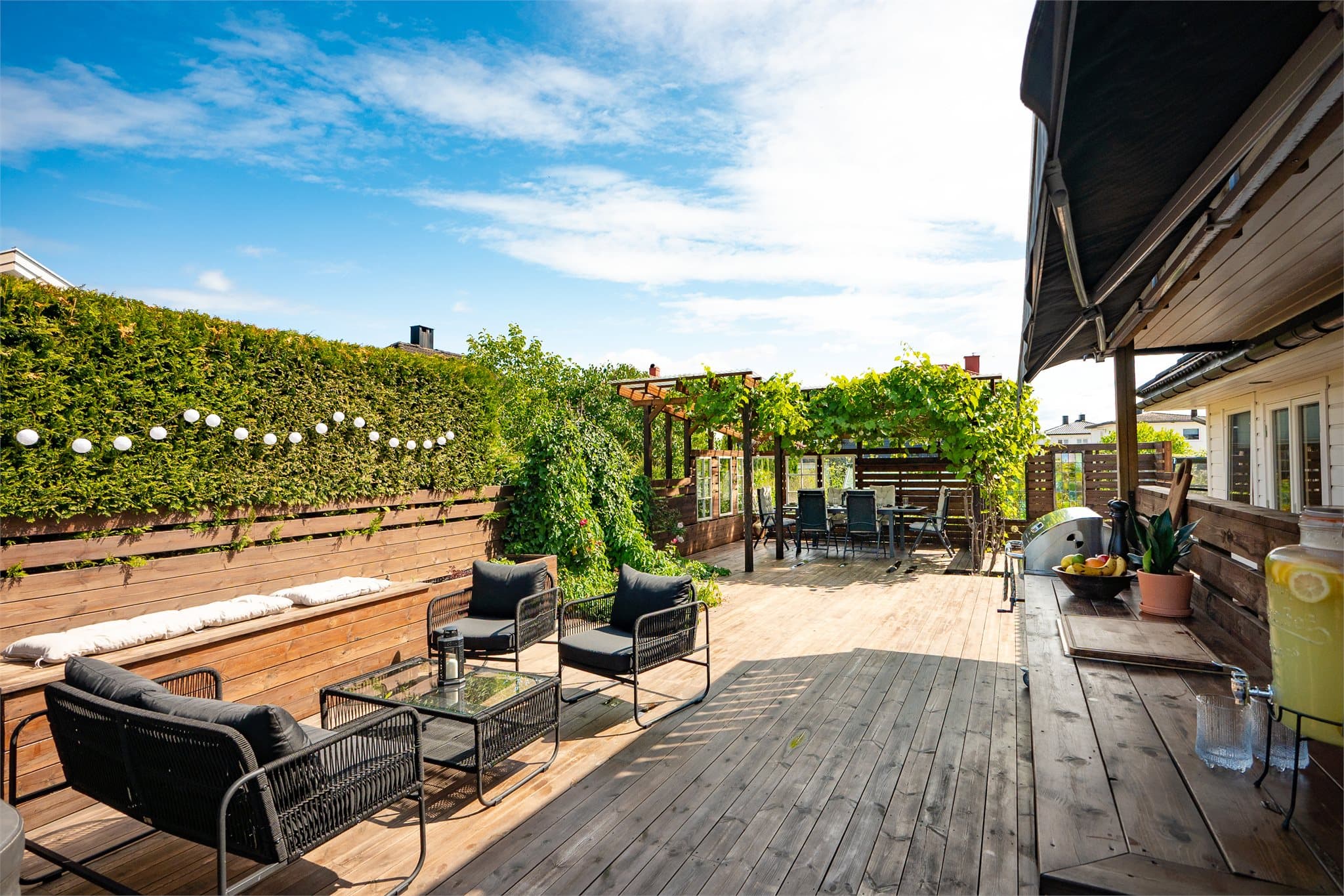 Uteplassen er skjermet og privat, med pergola som gir en lun atmosfære.