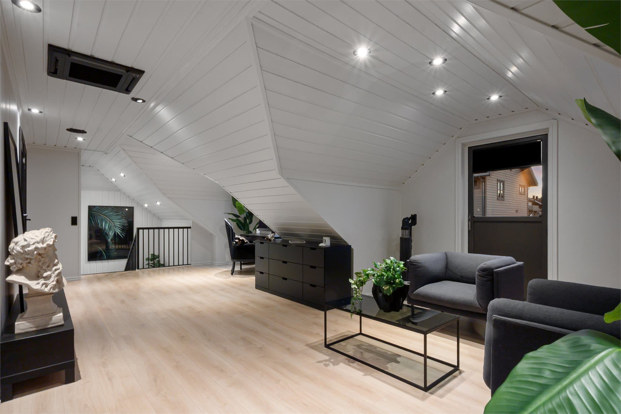 Loftstuen er et fleksibelt rom som kan brukes som en ekstra TV-stue, kontor eller lekeareal.