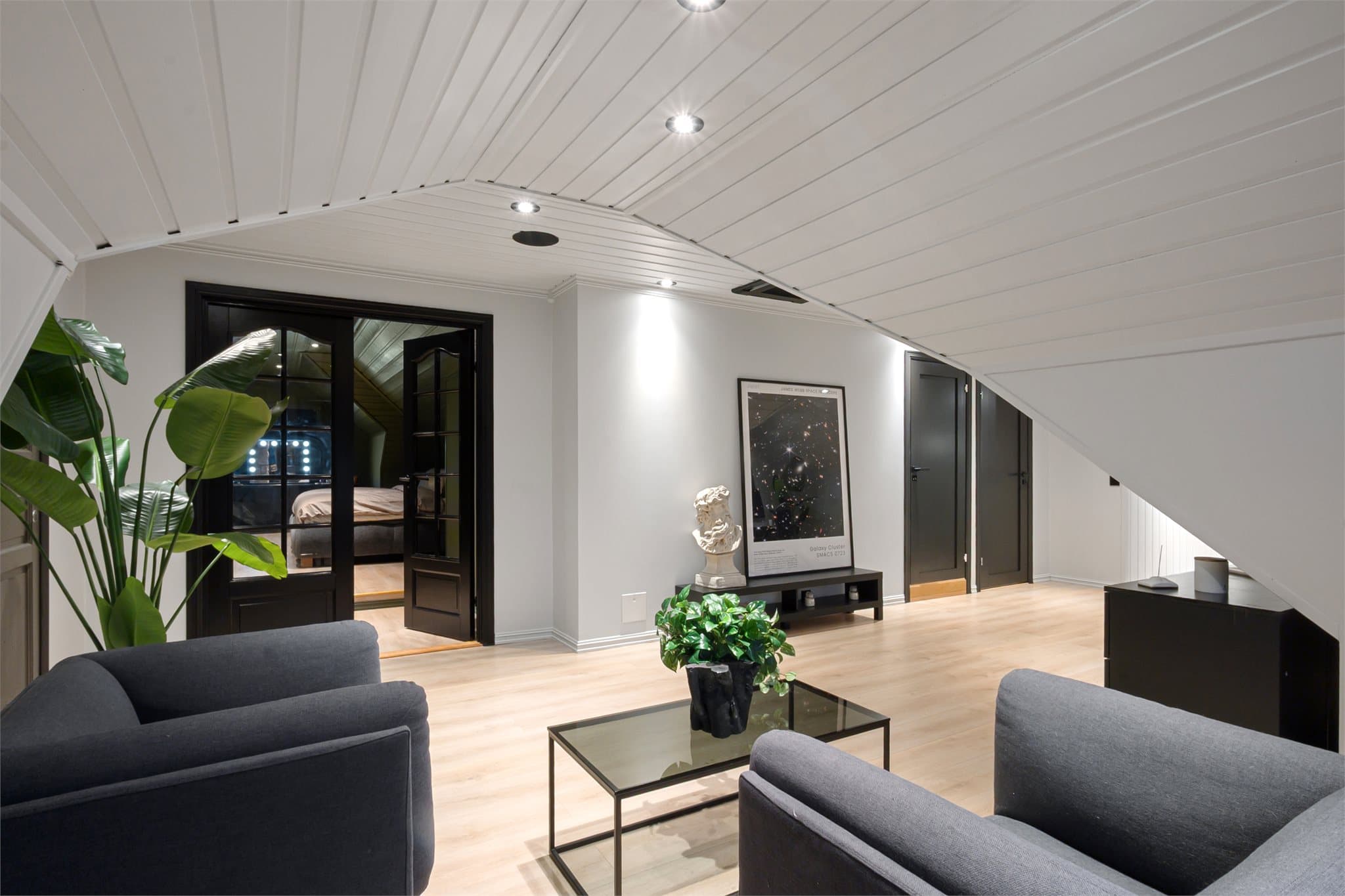 Loftet er innredet som et lyst og åpent oppholdsrom med balansert ventilasjon.