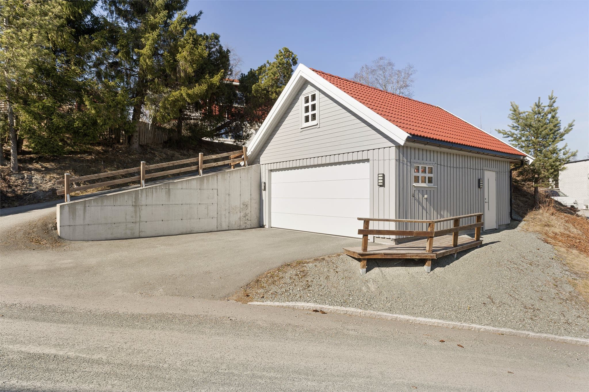 Boligen har en flott dobbeltgarasje oppført i 2018/2019, med rikelig bodplass og gode lagringsmuligheter.