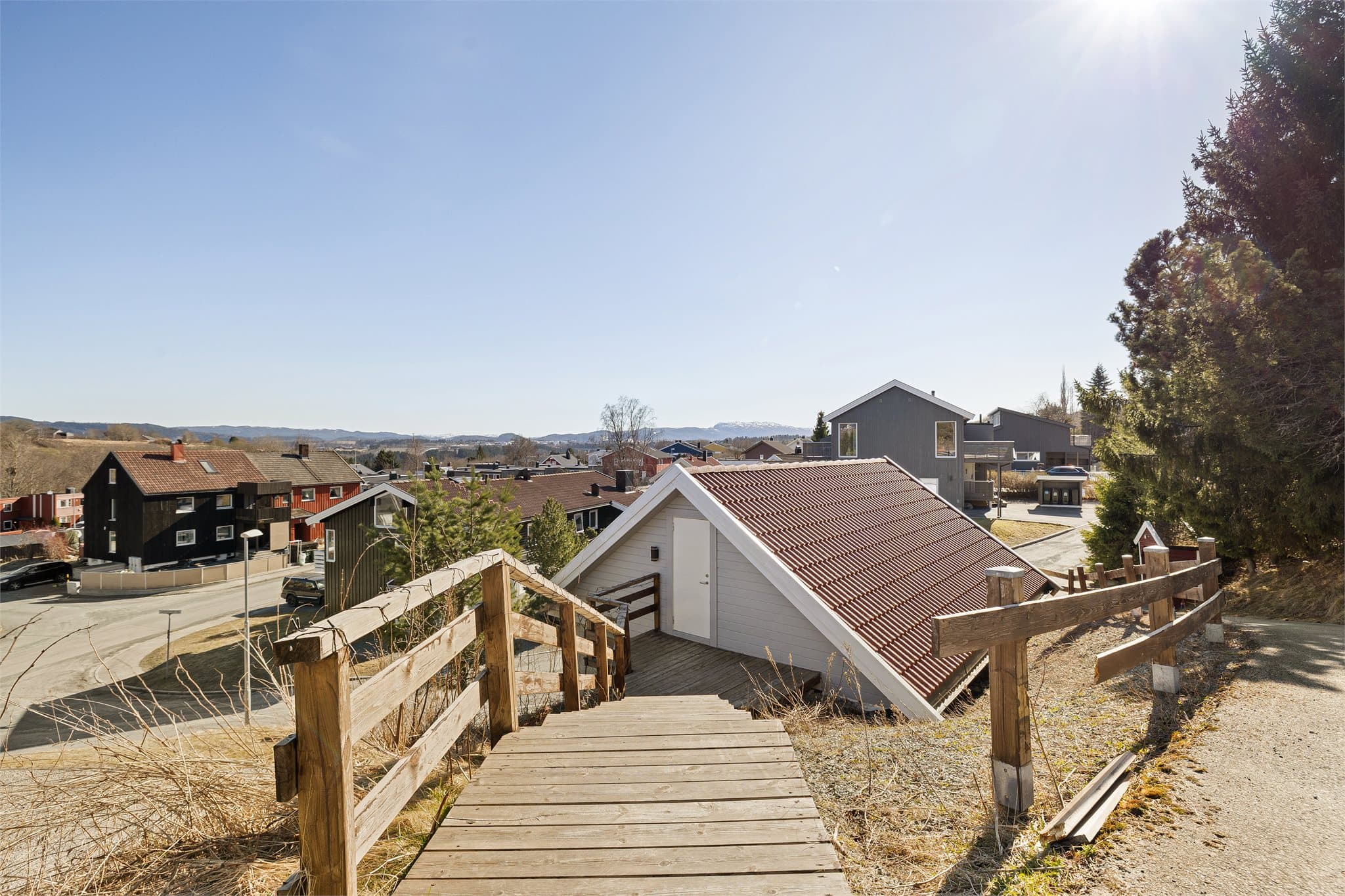 Dobbeltgarasjen har i tillegg loft med både innvendig og utvendig adkomst.
