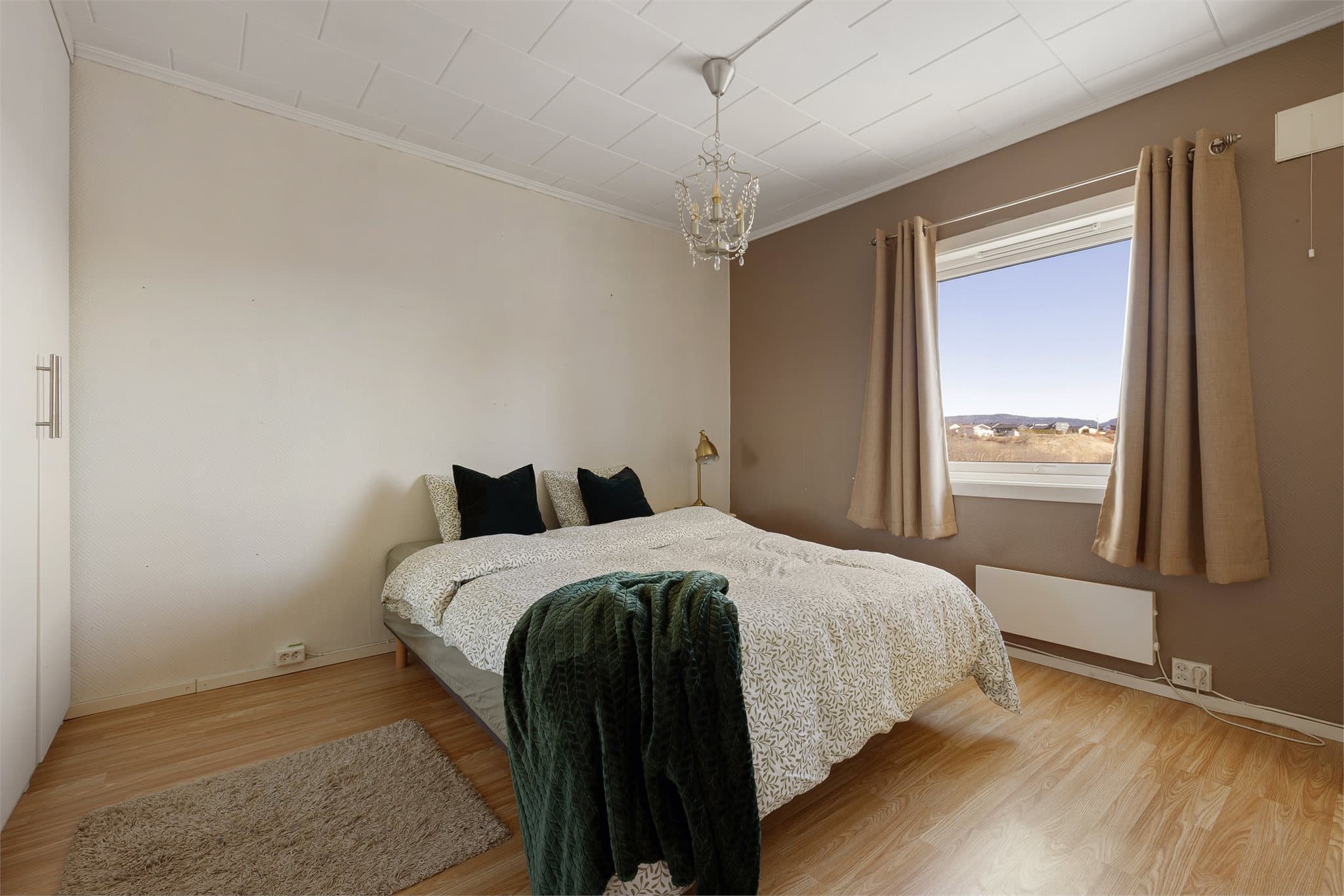 Soverommet måler 12,5 kvm og har god plass til dobbeltseng og garderobeløsning.