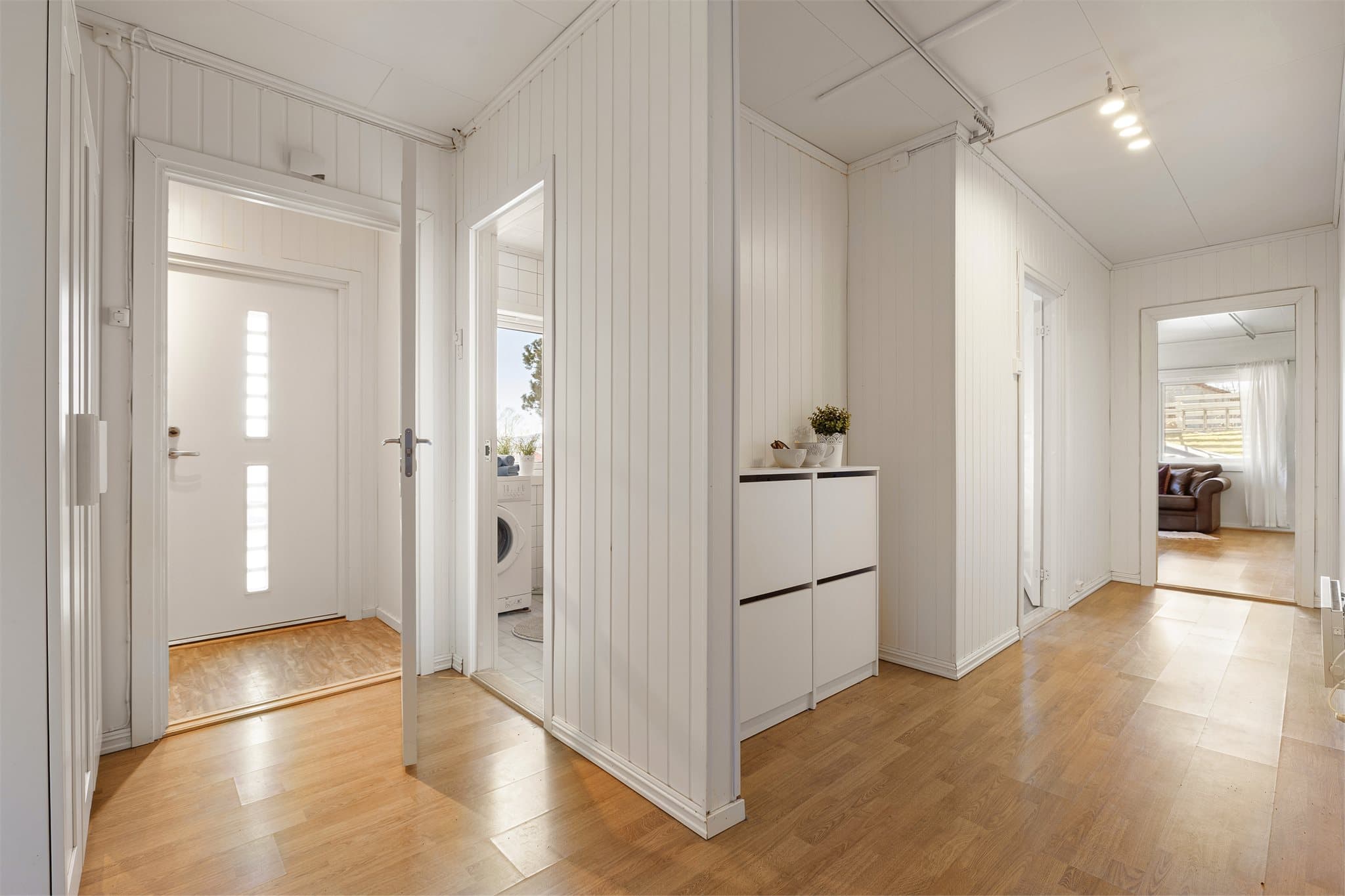 Boligen har en separat hybel med egen inngang samt intern adkomst fra boligen, og består av stue/kjøkken, soverom og bad.