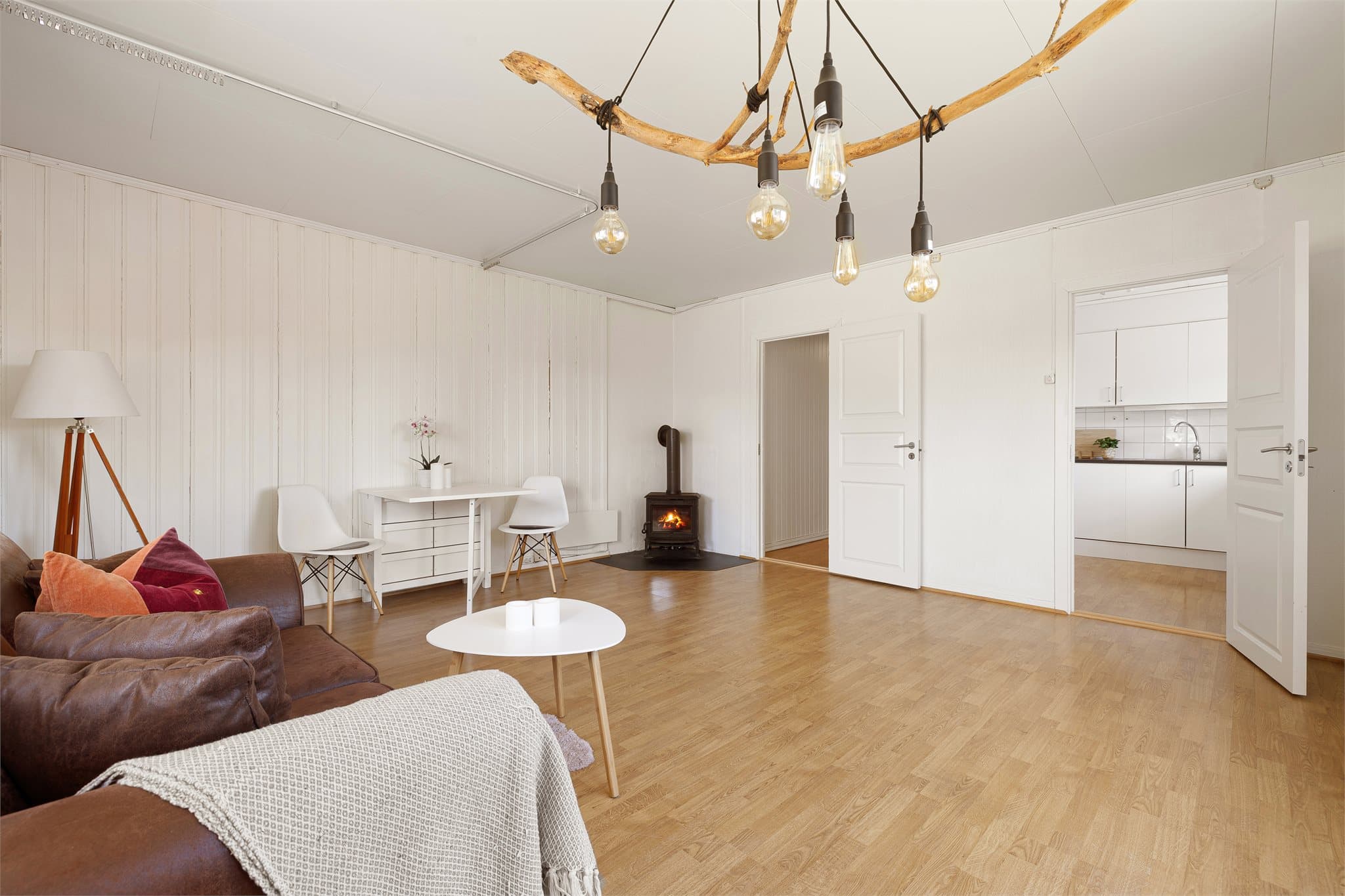 Stuen måler 23,5 kvm og har god plass til å innrede i flere soner.