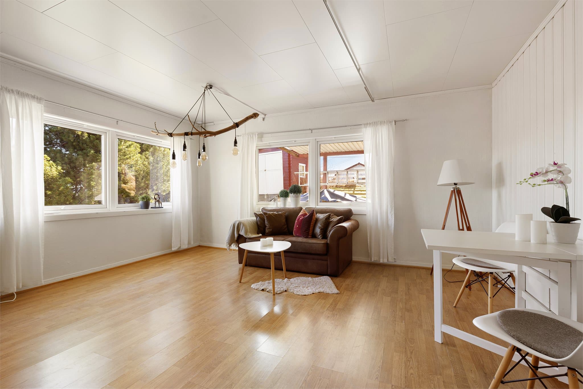 Hybelen har en stor og romslig stue med flere vindusflater som gir godt med naturlig lys.