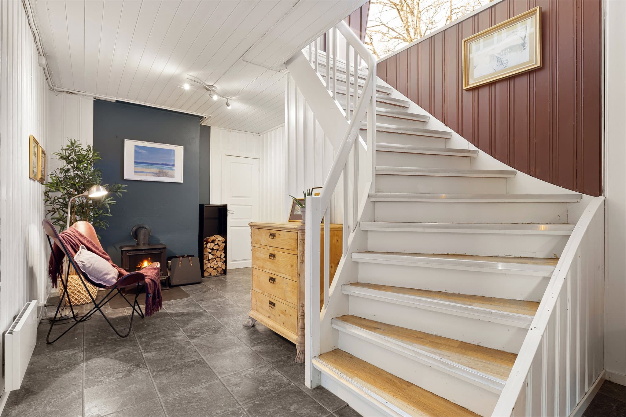 Fra 1. etasje er det trapp ned til en romslig gang med adkomst til vaskerom og bodareal.