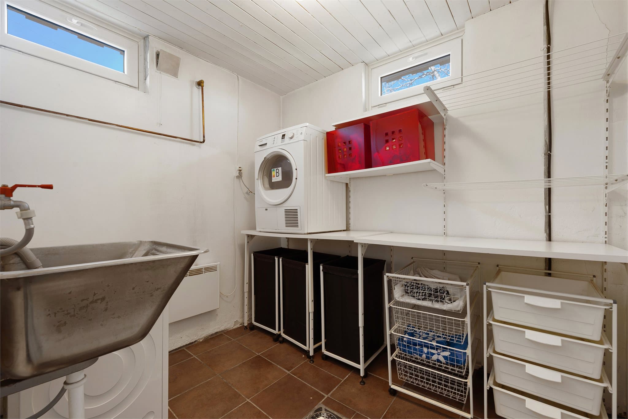 Vaskerommet er utstyrt med utslagsvask og opplegg for vaskemaskin.
