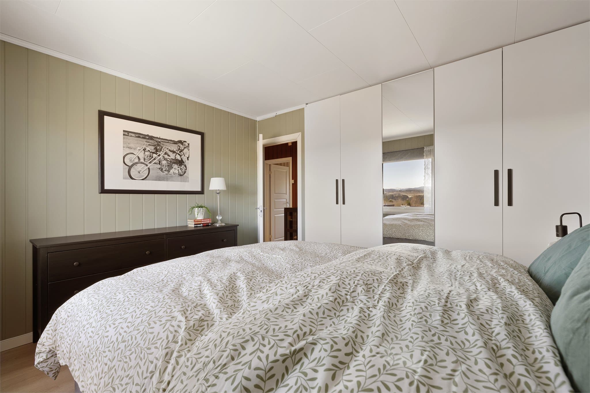 Hovedsoverommet ble fornyet i 2024 og fremstår med lune fargetoner og en stilfull spilevegg.