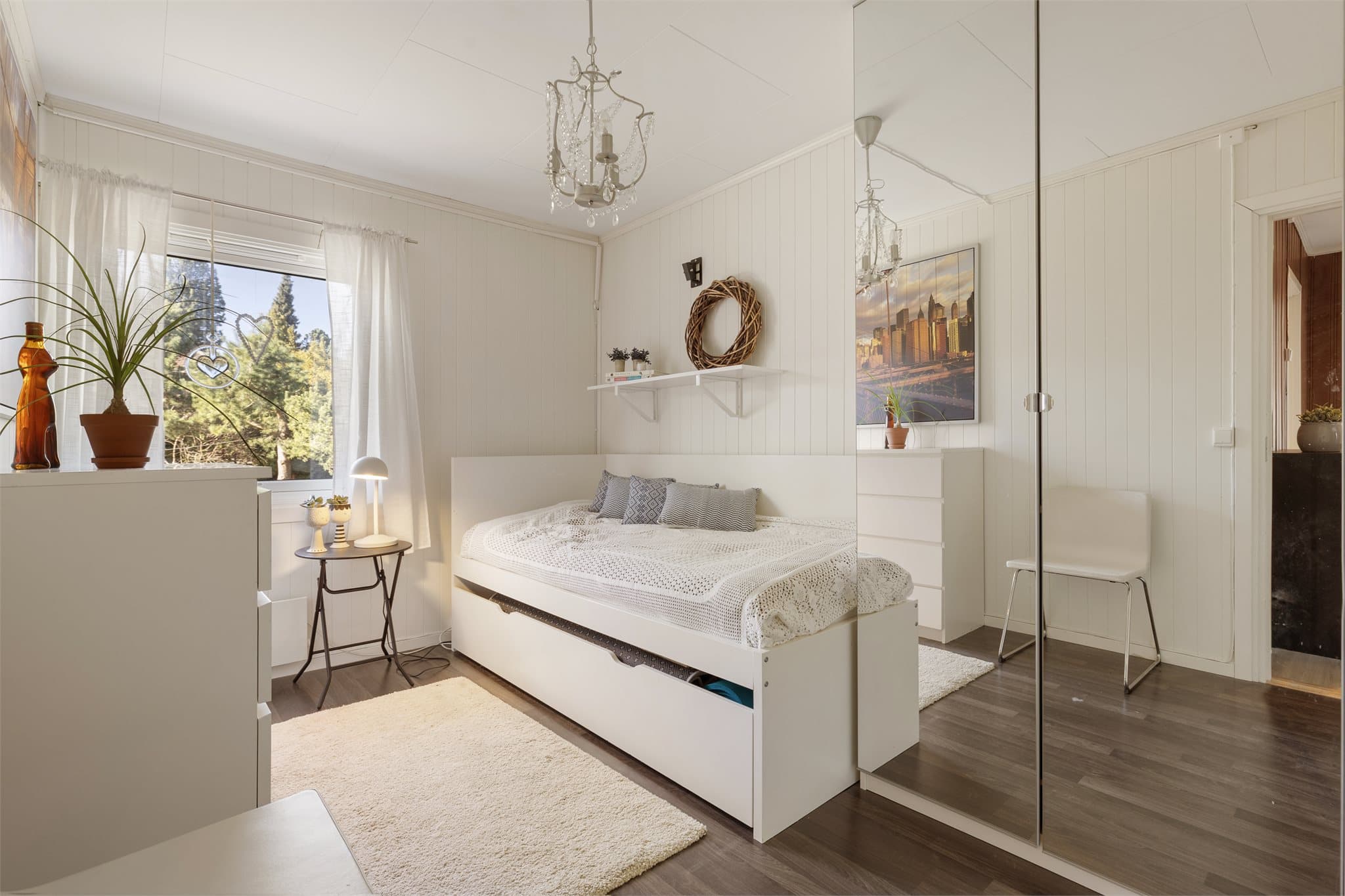 Boligen har totalt 4 soverom, hvorav 3 er plassert i 1. etasje og 1 i utleiedelen i sokkeletasjen.