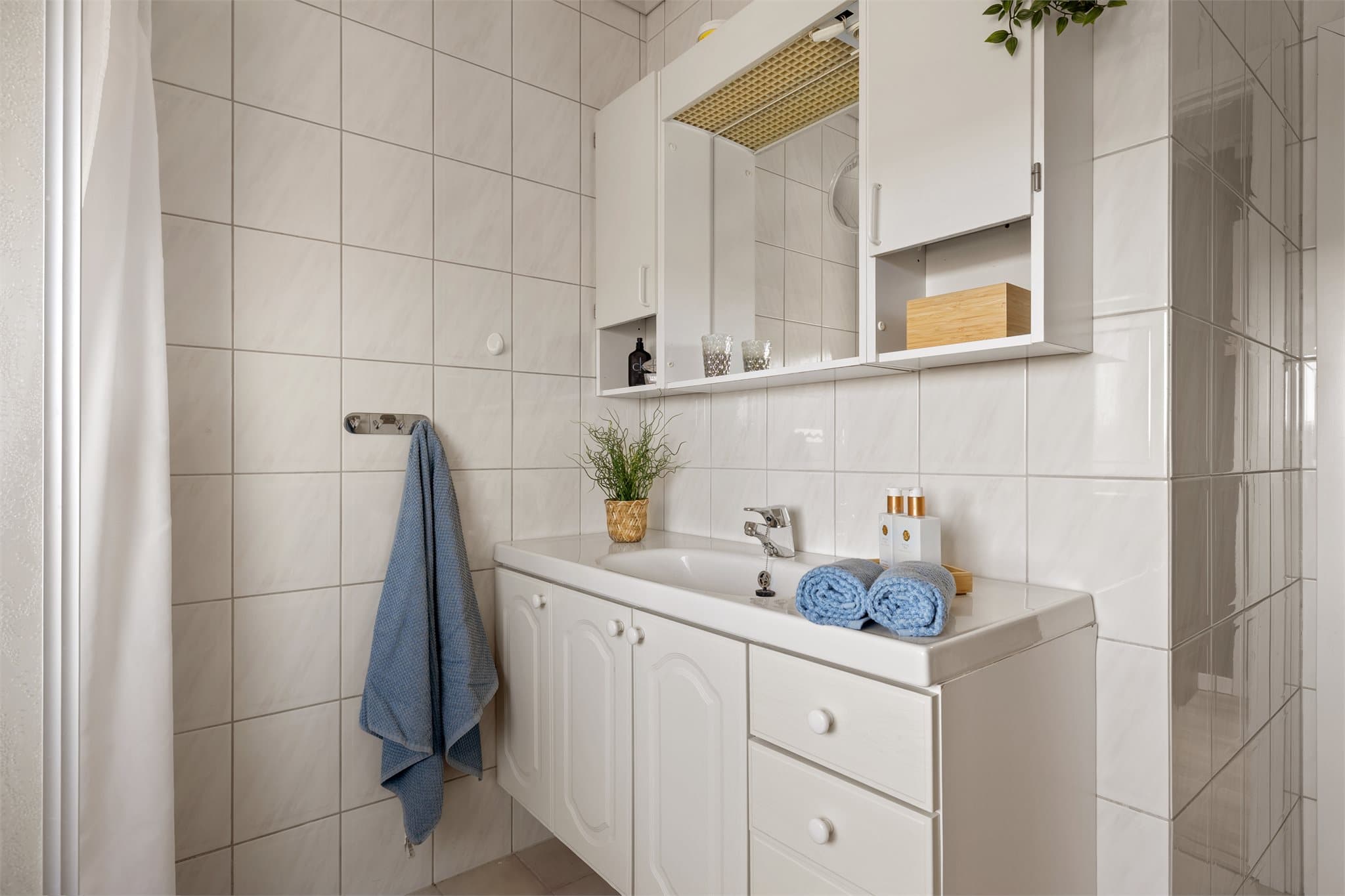 Den store servantinnredningen sørger for godt med lagringsplass.