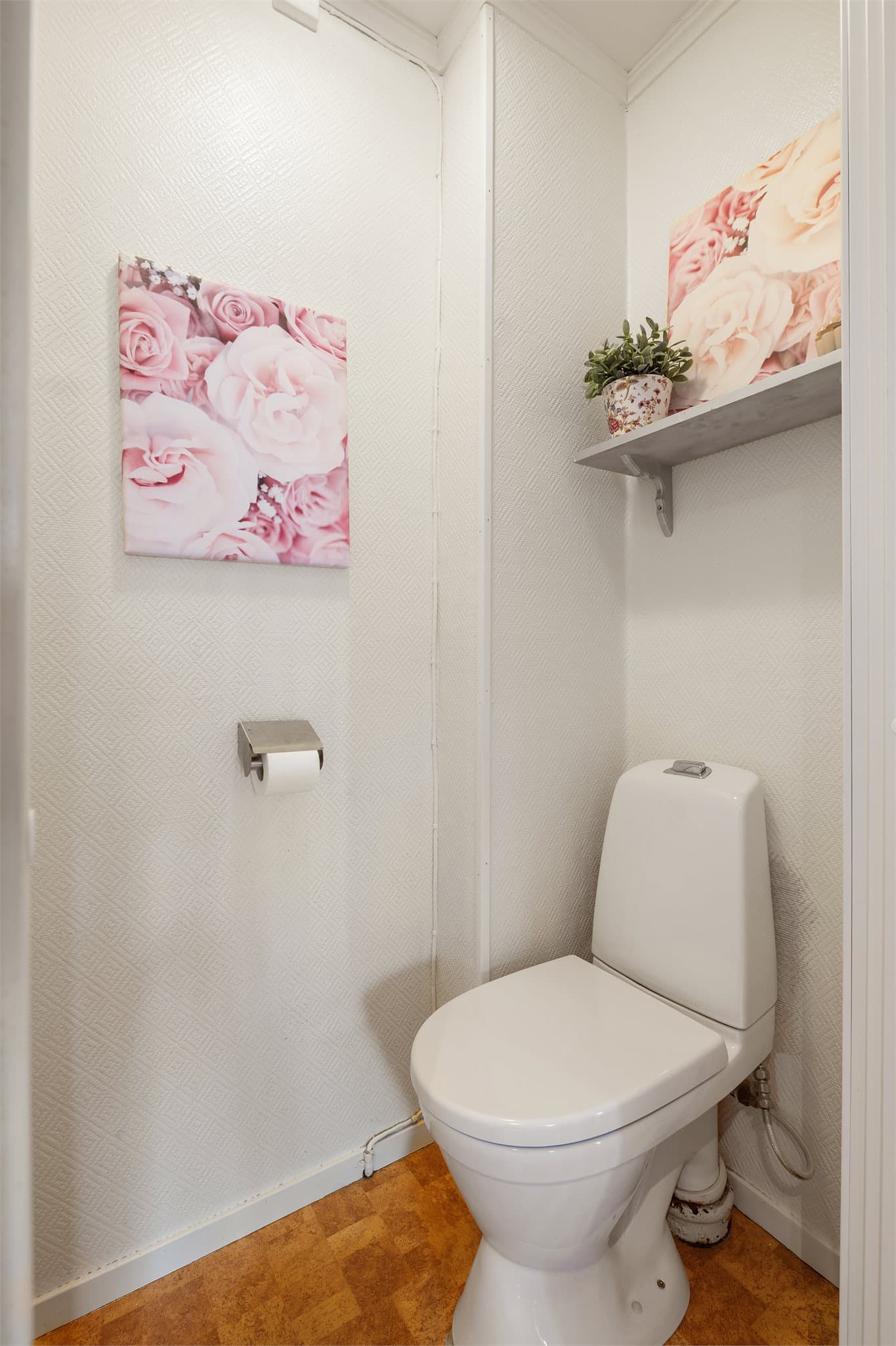 Like ved badet finner man et praktisk, separat toalettrom.